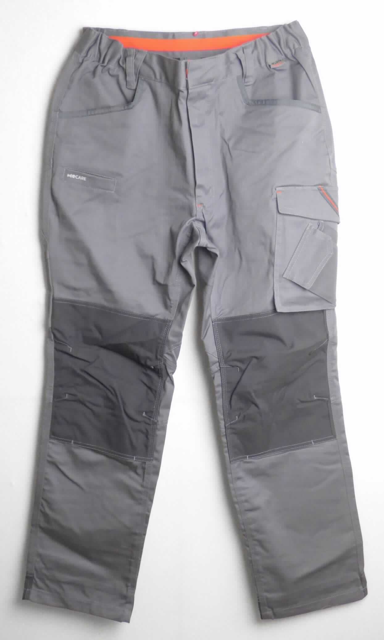 Lange Hose, sog. Bundhose Stretch X Grau, Art. Nr. M403311401, Größe 24, Foto siehe Anlage,
- in einem Polybeutel verpackt,
- aus verschiedenen ca. 0,5 mm dicken, strapazierfähigen, einfarbigen Geweben aus laut Antrag 72 % Baumwolle,
  25 % Polyester und 3 % Elasthan (beides synthetische Chemiefasern), 
- in der Taille abschließend, mit einem angesetzten, elastischen Bund mit Gürtelschlaufen,
- vorn mit einer Öffnung mit Reißverschluss, verdeckt von einer Patte von links über rechts (Männerkleidung),
  die im Bund mit einem Knopf und einem Haken geschlossen wird,
- mit diversen eingesetzten und aufgesetzten, offenen oder mit Patte und Druckknopfverschluss ausgestatteten 
  Taschen,
- vorn im Bereich der Knie mit aufgesetzten "Einschubtaschen",
- mit knöchellangen Hosenbeinen, 
- an den Beinabschlüssen durch Umschlagen und Festnähen gesäumt,
- lässt erkennen, dass sie dazu bestimmt ist, ausschließlich oder hauptsächlich zum (körperlichen oder 
  hygienischen) Schutz anderer Kleidungsstücke und/oder Personen bei Ausübung einer Gewerbe-, Berufs- 
  oder Haushaltstätigkeit getragen zu werden.

"Lange Hose, aus Geweben, für Männer, aus Baumwolle, Arbeits- und Berufskleidung"