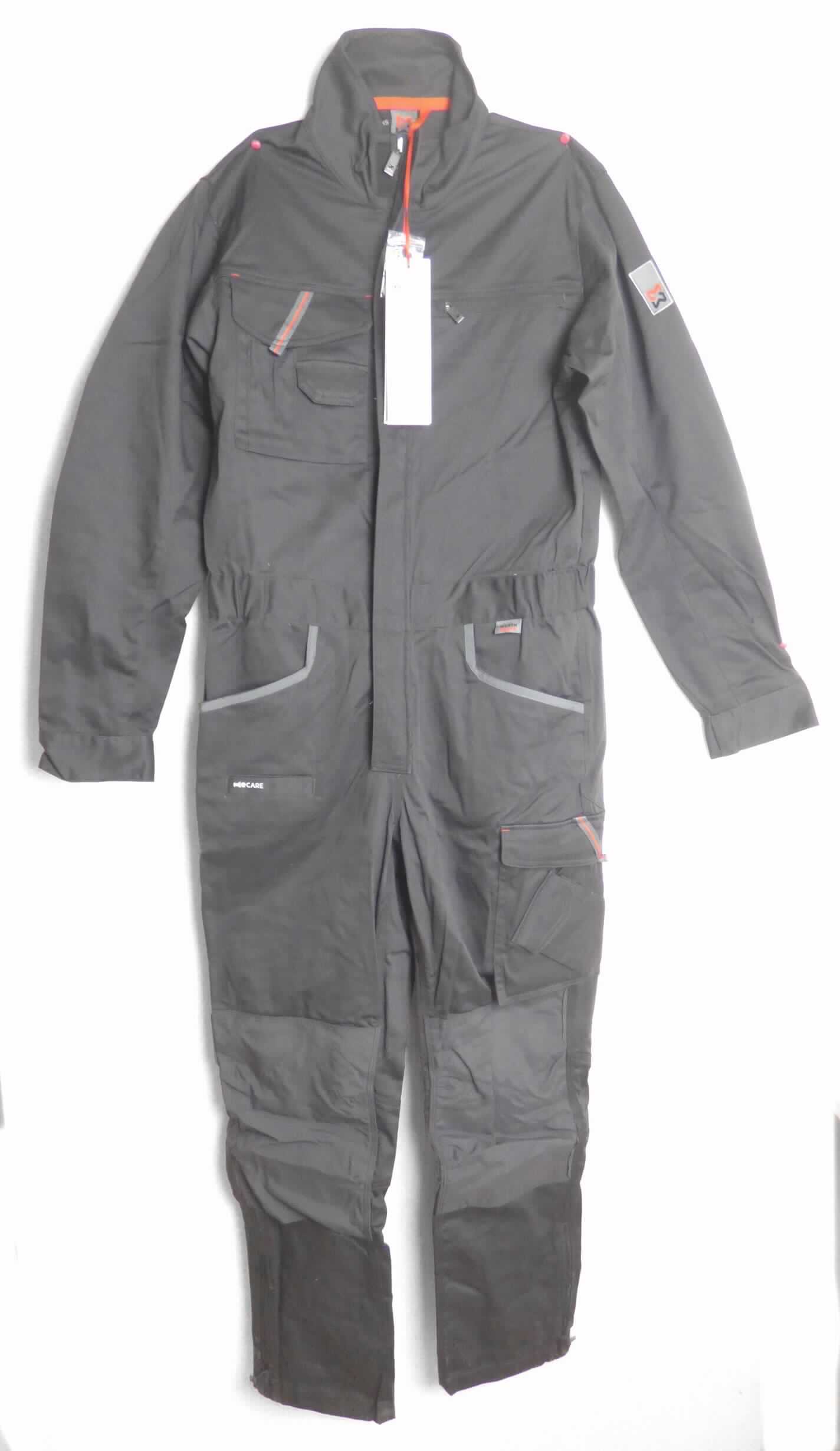 Overall, sog. Overall Stretch X Anthrazit, Art. Nr. M405101010, Größe XS, Foto siehe Anlage,
- gemeinsam mit einem an einer Schlaufe befestigten Beutel mit Ersatzknöpfen und -nieten in einem Polybeutel 
  verpackt; die Ersatzknöpfe und -nieten für den Overall sind geringwertig und im Hinblick auf die Verwendung 
  als unbedeutend zu betrachten, sie ändern das Wesen der Hauptware nicht und sind deshalb wie der Overall
  einzureihen,
- aus ca. 0,5 mm dicken, einfarbigen, strapazierfähigen Geweben aus laut Antrag 72 % Baumwolle, 25 % Polyester 
  und 3 % Elasthan (beides synthetische Chemiefasern), 
- einteilig; den ganzen Körper mit Ausnahme von Kopf, Händen und Füßen bedeckend,
- mit einem Stehkragen,
- vorn mit einer bis zum Schritt reichenden Öffnung mit Reißverschluss, verdeckt von einer Patte mit Klettverschluss 
  von links auf rechts (Männerkleidung),
- im Bereich der Taille teilweise elastisch verengt,
- mit langen Ärmeln; an den Ärmelenden mit eingenähten, elastisch verengten Bündchen (sog. Windfang) 
  ausgestattet,
- mit verschiedenen ein- und aufgesetzten, offenen oder mit Reißverschluss bzw. mit Patte und Druckknopf-
  verschluss ausgestatteten Taschen,
- vorn im Bereich der Knie mit aufgesetzten "Einschubtaschen",
- mit reflektierenden Paspeln versehen,
- an den Beinabschlüssen durch Umschlagen und Festnähen gesäumt, mit ca. 20 cm hochreichenden
  Öffnungen mit Reißverschluss,
- lässt erkennen, dass er dazu bestimmt ist, ausschließlich oder hauptsächlich zum (körperlichen oder 
  hygienischen) Schutz anderer Kleidungsstücke und/oder Personen bei Ausübung einer Gewerbe-, Berufs- 
  oder Haushaltstätigkeit getragen zu werden.

"Andere Kleidung (Overall), aus Geweben, für Männer, aus Baumwolle, Arbeits- und Berufskleidung"