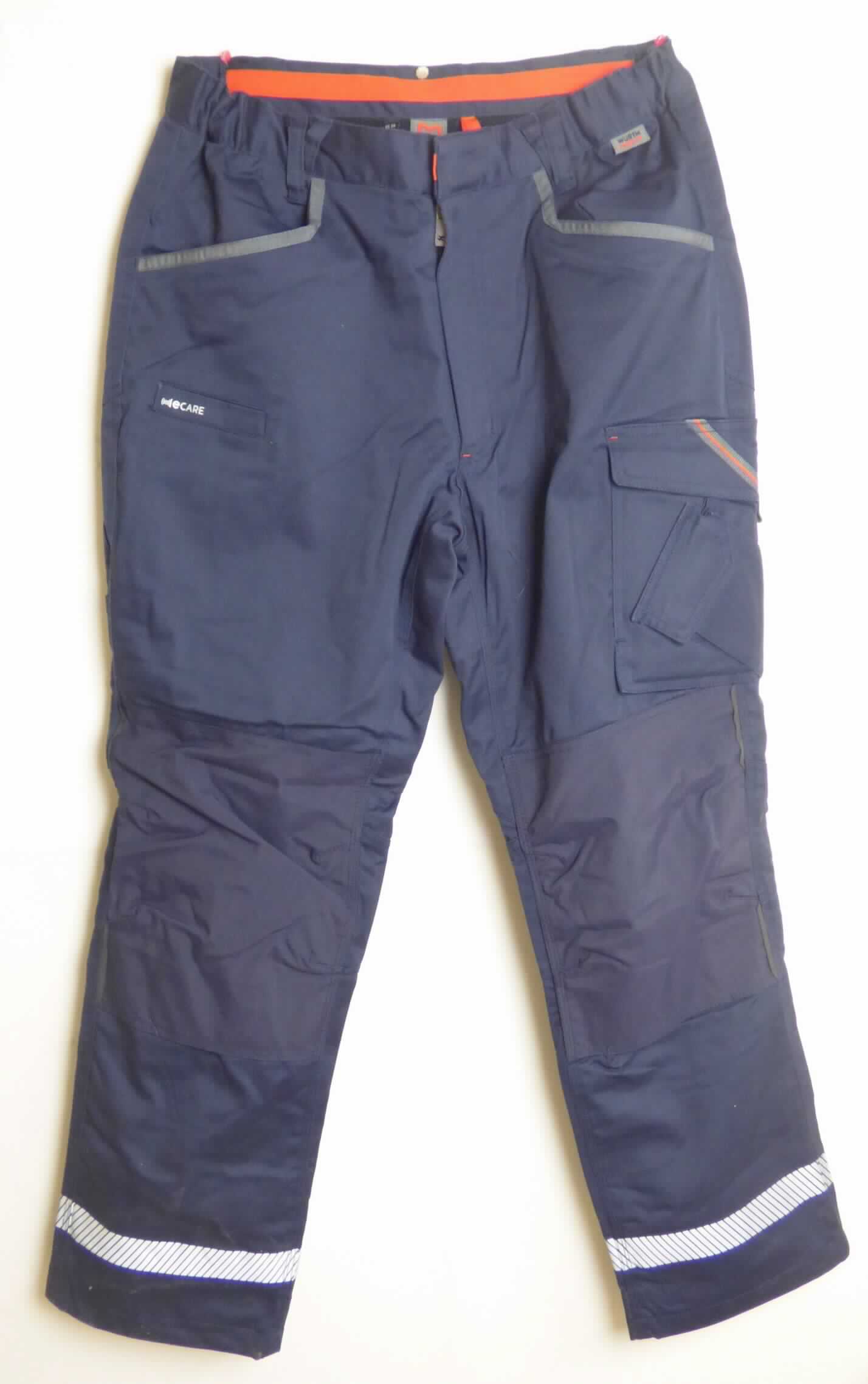 Lange Hose, sog. Bundhose Winter Stretch X Blau, Art. Nr. M403321401, Größe 24, Foto siehe Anlage,
- in einem Polybeutel verpackt,
- aus ca. 0,5 mm dicken, strapazierfähigen, einfarbigen Geweben aus laut Antrag 72 % Baumwolle, 25 % Polyester 
  und 3 % Elasthan (beides synthetische Chemiefasern), 
- gefüttert,
- in der Taille abschließend, mit einem angesetzten, elastischen Bund mit Gürtelschlaufen,
- vorn mit einer Öffnung mit Reißverschluss, verdeckt von einer Patte von links über rechts (Männerkleidung),
  die im Bund mit einem Knopf und einem Haken geschlossen wird,
- mit diversen eingesetzten und aufgesetzten, offenen oder mit Patte und Druckknopfverschluss ausgestatteten 
  Taschen,
- vorn im Bereich der Knie mit aufgesetzten "Einschubtaschen",
- mit knöchellangen Hosenbeinen, 
- mit reflektierenden Paspeln und aufgedruckten Streifen versehen,
- an den Beinabschlüssen durch Umschlagen und Festnähen gesäumt,
- lässt erkennen, dass sie dazu bestimmt ist, ausschließlich oder hauptsächlich zum (körperlichen oder 
  hygienischen) Schutz anderer Kleidungsstücke und/oder Personen bei Ausübung einer Gewerbe-, Berufs- 
  oder Haushaltstätigkeit getragen zu werden.

"Lange Hose, aus Geweben, für Männer, aus Baumwolle, Arbeits- und Berufskleidung"