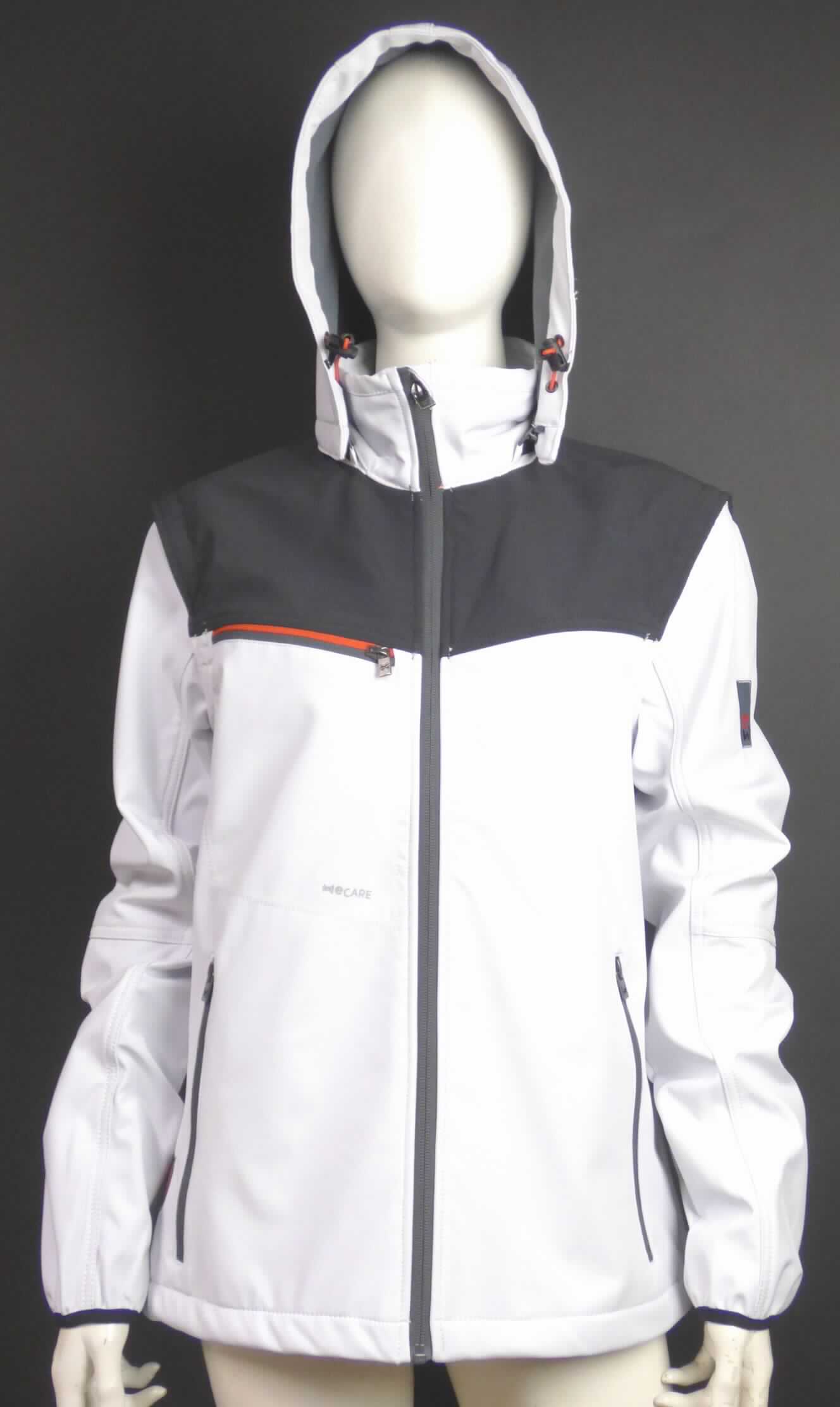 Blouson, sog. Jacke Softshell Stretch X Weiß, Art. Nr. M441138000, Größe S, Foto siehe Anlage,
- in einem Polybeutel verpackt,
- aus ca. 1 mm dicken, dreilagigen Flächenerzeugnissen der Position 5903 mit einer Außenlage (Schauseite) 
  aus einfarbigen Geweben, einer Zwischenlage aus augenscheinlich Kunststoff (kein Zellkunststoff) und einer 
  Innenlage aus einfarbigen Gewirken, vorn und hinten im Bereich der Schultern aus ca. 0,5 mm dicken, 
  einfarbigen Geweben; alle Spinnstoffe aus laut Antrag 96 % Polyester und 4 % Elasthan (beides synthetische 
  Chemiefasern),
- über die Taille reichend (Rückenlänge: ca. 70 cm),
- mit einem Stehkragen und abtrennbarer Kapuze mit Tunnelzug, 
- vorn mit einer durchgehenden Öffnung mit einem bis in die Kragenspitzen reichenden Reißverschluss; am  
  Kragenrand mit einer kurzen Überlappung von links über rechts (Männerkleidung),
- mit durch Reißverschluss abtrennbaren, langen Ärmeln, die über den unteren Rand des Kleidungsstücks 
  hinausreichen; an den Ärmelenden elastisch verengt,
- vorn mit einer eingesetzten Brusttasche sowie mit zwei eingesetzten Taschen unterhalb der Taille, alle Taschen
  sind mit Reißverschluss ausgestattet,
- mit reflektierenden Paspeln und einem Firmenlogo versehen,
- am unteren Rand mit einem Tunnelzug zu verengen,
- erfüllt die Merkmale zur Einreihung als Blouson, somit keine Jacke,
- insbesondere im Hinblick auf den Umfang ist das Flächenerzeugnis der Position 5903 charakterbestimmend; 
  dem Flächenerzeugnis der Position 5903 verleihen insbesondere im Hinblick auf das äußere Erscheinungsbild 
  die Gewebe der Außenlage seinen wesentlichen Charakter.

"Kleidung (Blouson) aus Erzeugnissen der Position 5903, aus Geweben, für Männer"
