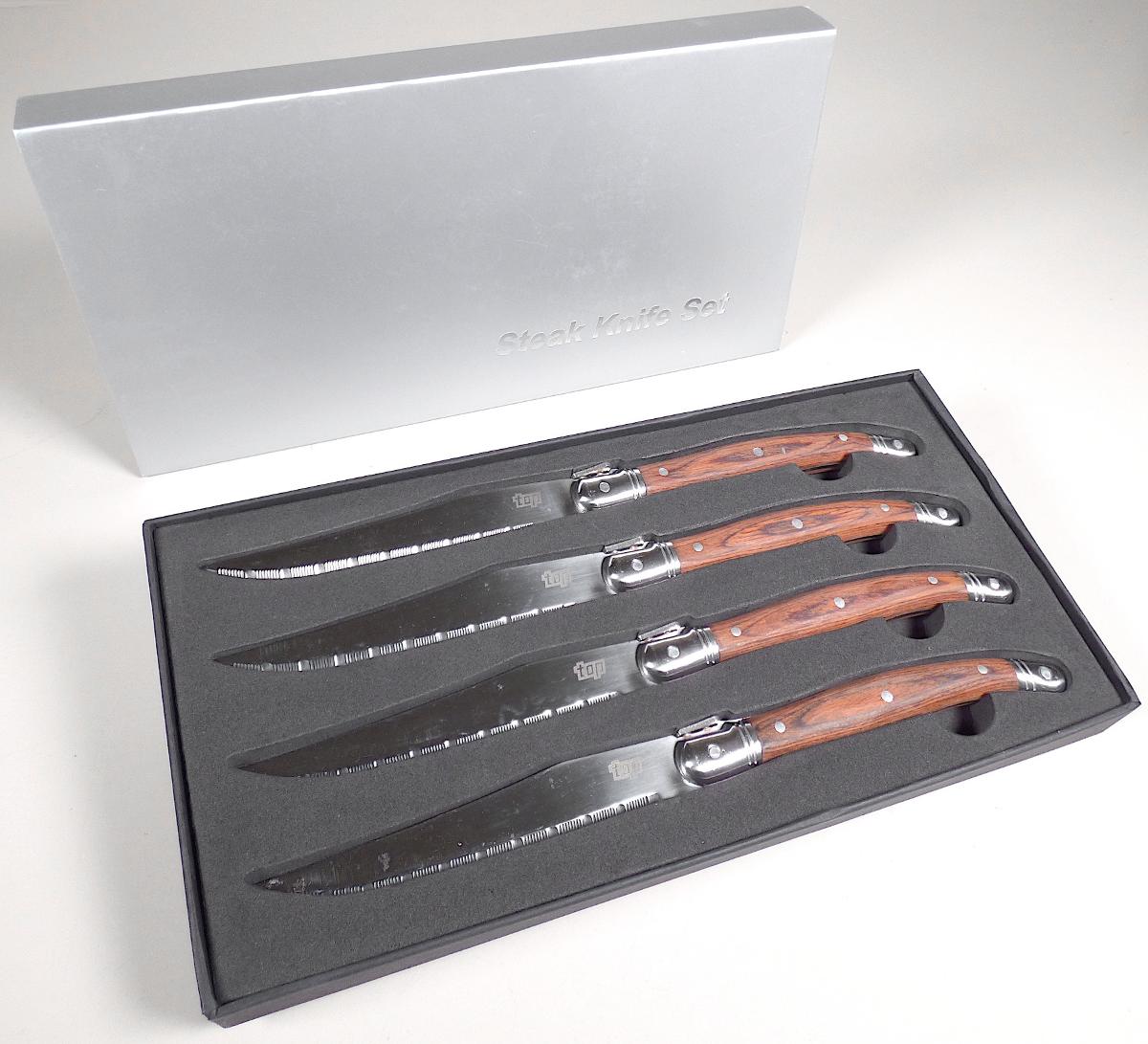 "4-tlg. Messer-Set"

- Set, bestehend aus vier identischen Steakmessern, jeweils mit schneidender und feststehender
  Klinge mit Wellenschliff aus Stahl und genietetem Griff i. W. aus Pakkaholz; an der Übergangsstelle
  zwischen Klinge und Griff am Klingenrücken mit einer sog. Biene (französisches Design) verziehrt 

- Länge: ca. 12 cm

- zum Schneiden von Steaks am Tisch

- in einem bedruckten Karton mit Schaumstoffeinlage verpackt

Abbildung siehe Anlage.

Derartige Erzeugnisse gehören als "Tischmesser mit schneidender, feststehender Klinge  aus uned-
lem Metall, auch gezahnt, keine Messer der Position 8208 und keine Zusammenstellungen" zur Code-
nummer 8211 9100 00 0 des Zolltarifs.
