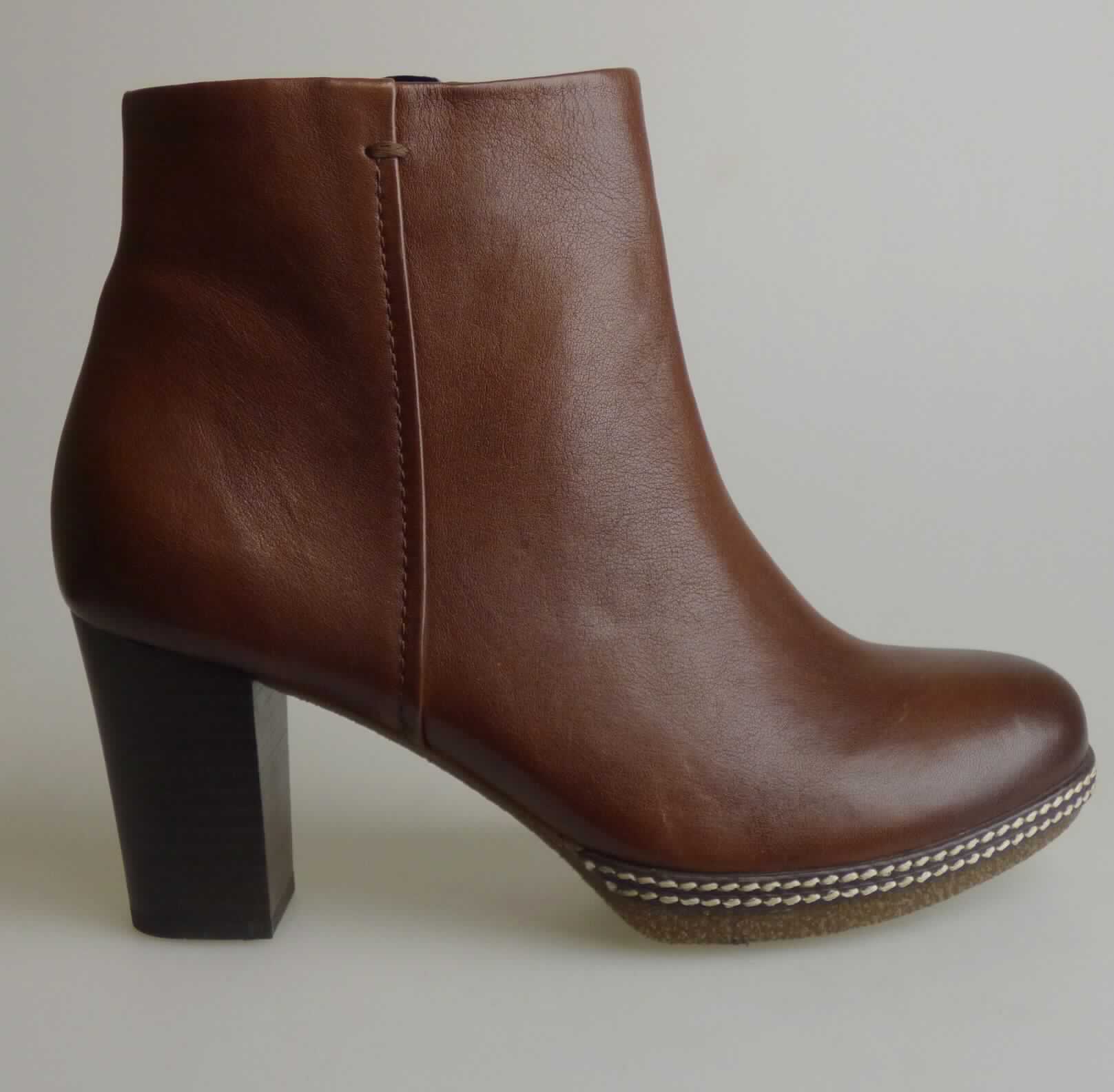 Stiefel (lt. Antrag: "Freizeitschuh für Damen, Größe 4,5, Foto siehe Anlage)
- mit Laufsohlen aus Kunststoff/Kautschuk; ohne Hauptsohle aus Holz,
- mit Oberteil aus Leder,
- seitlich mit Reißverschluss,
- ohne Metallschutz in der Vorderkappe, 
- den Knöchel, jedoch nicht die Wade bedeckend,
- mit einer Länge der Innensohle von ca. 24,8 cm,
- für Frauen (u. a. schlanker Schnitt; hoher Absatz).

"Schuhe mit Laufsohlen aus Kunststoff/Kautschuk und Oberteil aus Leder, andere als in den Unterpositionen 
 6403 1200 bis 6403 9105 genannte, den Knöchel, jedoch nicht die Wade bedeckend, andere als in der
 Unterposition 6403 9111 genannte, für Frauen"