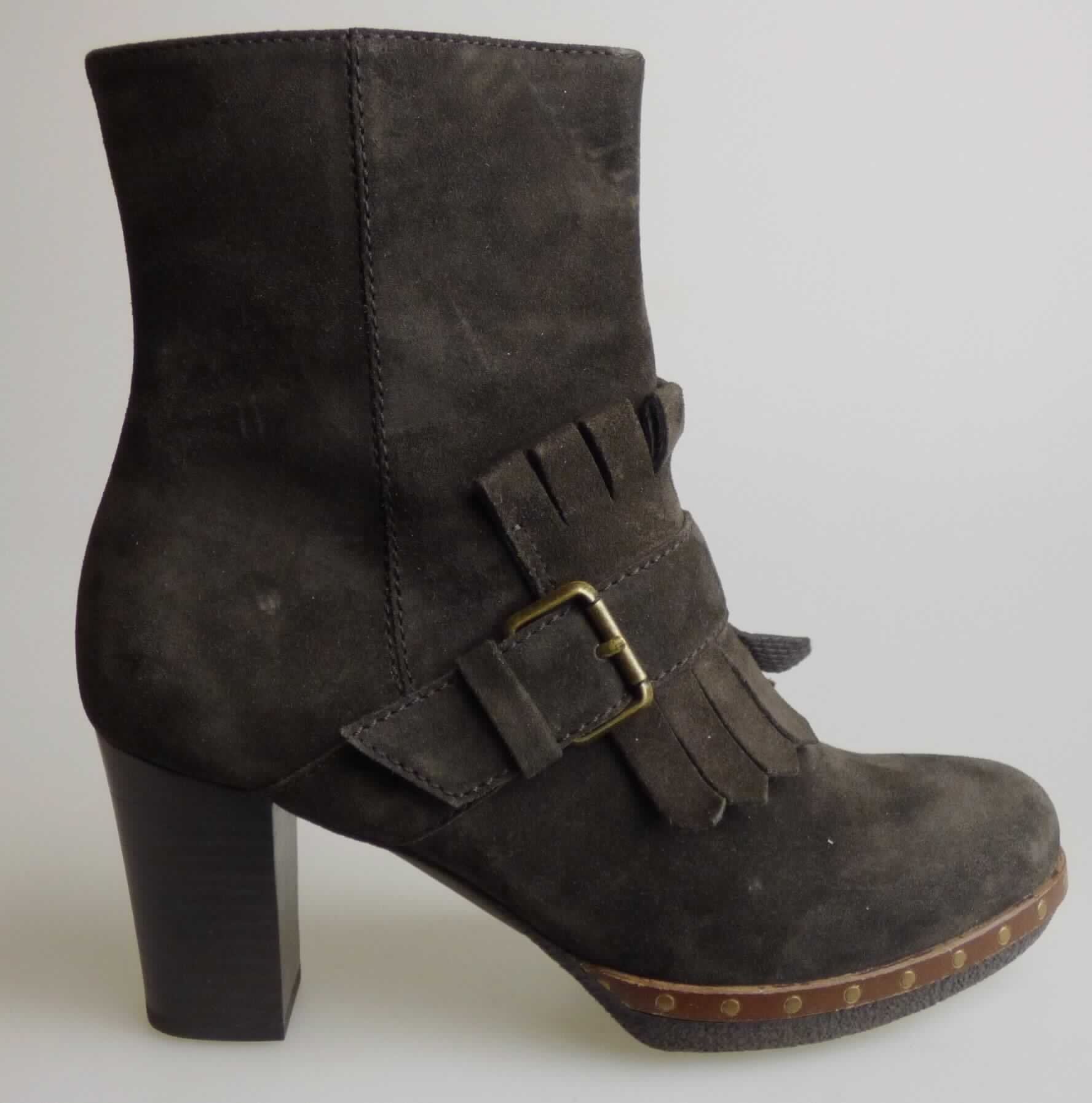 Stiefel (lt. Antrag: "Freizeitschuh für Damen, Größe 4,5, Foto siehe Anlage)
- mit Laufsohlen aus Kunststoff/Kautschuk; ohne Hauptsohle aus Holz,
- mit Oberteil aus Leder,
- seitlich mit Reißverschluss,
- mit Zierbesatz,
- ohne Metallschutz in der Vorderkappe, 
- den Knöchel, jedoch nicht die Wade bedeckend,
- mit einer Länge der Innensohle von ca. 24,6 cm,
- für Frauen (u. a. schlanker Schnitt; hoher Absatz).

"Schuhe mit Laufsohlen aus Kunststoff/Kautschuk und Oberteil aus Leder, andere als in den Unterpositionen 
 6403 1200 bis 6403 9105 genannte, den Knöchel, jedoch nicht die Wade bedeckend, andere als in der
 Unterposition 6403 9111 genannte, für Frauen"