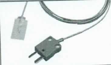 Sog. selbstklebende Messfühler mit PTFE Kabel, im Wesentlichen bestehend aus einem in einer Klebefolie eingebetteten Thermoelement (Thermopaar), einem 1,5 oder 3 m langem Kabel mit Stecker. Das Thermoelement  besteht aus zwei Drähten aus unterschiedlichen Metallen, die an einer Seite miteinander verbunden sind. An der anderen Seite werden die Thermoelementdrähte an ein Messgerät (nicht Gegenstand dieser vZTA-Entscheidung und daher unvollständig) angeschlossen, dass das Signal des Thermoelements verarbeiten kann. Die Waren dienen der Temperaturmessung nach dem thermoelektrischen Prinzip (Seebeck-Effekt) und werden bei der Produktion von Solarmodulen eingesetzt.
Zur äußeren Form siehe Abbildung in der Anlage.

Die Waren werden als "nichtelektronische Thermometer, nicht mit anderen Instrumenten der Position 9025 kombiniert, andere als unmittelbar ablesbar, flüssigkeitsgefüllt, nicht für zivile Luftfahrzeuge bestimmt" eingereiht.