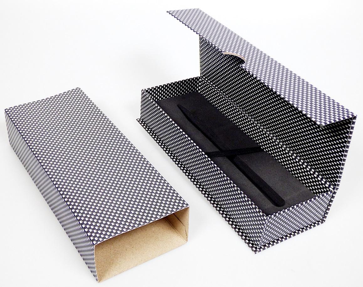 Etui für ein Schreibgerät, sog. Klappetui im Carbonfaser-Look, Fotos siehe Anlage,
- mit einer Außenseite aus Papier (im "Carbonfaser-Look" bedruckt),
- - überzogen mit einer klarsichtigen, mit bloßem Auge nicht wahrnehmbaren Kunststofffolie,
- mit einem formgebenden Korpus aus Pappe,
- mit einem aufklappbaren Deckel; mit einem integrierten Magnetverschluss,
- - ungefüttert; im Bodenteil mit einem herausnehmbaren, zur Aufnahme eines Stifts ausgeschnittenen
    Einsatz aus Schaumkunststoff und einem elastischen Halteband für ein Schreibgerät ausgestattet,
- mit den Abmessungen: ca. 17,5 cm (Breite) x 3,5 cm (Höhe) x 7 cm (Tiefe),
- in einer Schiebehülle aus Pappe verpackt.

"Ähnliches Behältnis (Etui für Federhalter), anderes als in den Unterpositionen 4202 1110 bis 4202 3900
 genannte, mit Außenseite aus Papier"