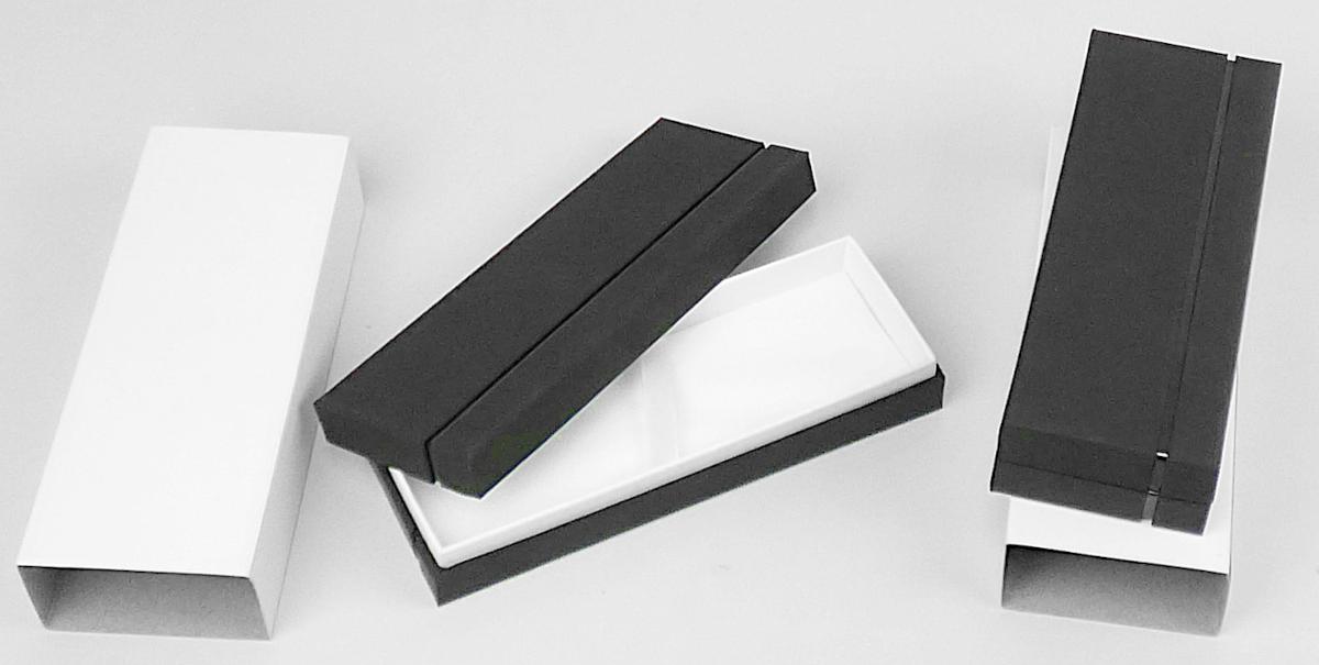Etui für Schreibgeräte, sog. Pappetui, Foto siehe Anlage,
- mit einer Außenseite aus Papier,
- mit einem schmalen, eingesetzten, umlaufenden Streifen mit einer Außenseite aus glänzender
  Kunststofffolie,
- mit einem abnehmbaren Deckel,
- - ungefüttert; im Bodenteil mit einem angeklebten, gepolsterten Einsatz mit einer Oberseite
    aus augenscheinlich Vliesstoff, zwei daran befestigten Gummibändern und einem weiteren
    Halteband für zwei Schreibgeräte ausgestattet,
- mit den Abmessungen: ca. 17,5 cm (Breite) x 3,5 cm (Höhe) x 6,5 cm (Tiefe),
- in einer Schiebehülle aus Pappe verpackt.

"Ähnliches Behältnis (Etui für Federhalter), anderes als in den Unterpositionen 4202 1110 bis 4202 3900
 genannte, mit Außenseite aus Papier"