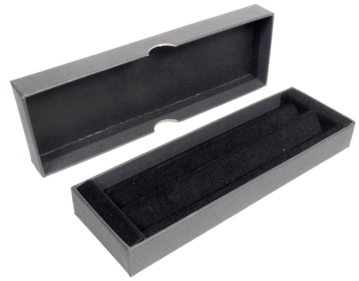 Etui für Schreibgeräte, sog. Pappetui, Fotos siehe Anlage,
- mit einer Außenseite aus Papier,
- mit einem abnehmbaren Deckel,
- - ungefüttert; im Bodenteil mit einem herausnehmbaren, zur Aufnahme von zwei
    Stiften geformten Einsatz mit samtartiger Oberfläche (sog. W-Einlage),
- mit den Abmessungen: ca. 17,5 cm (Breite) x 2 cm (Höhe) x 6 cm (Tiefe),
- in einer Schiebehülle aus Pappe verpackt.

"Ähnliches Behältnis (Etui für Federhalter), anderes als in den Unterpositionen 4202 1110 bis 4202 3900
 genannte, mit Außenseite aus Papier"