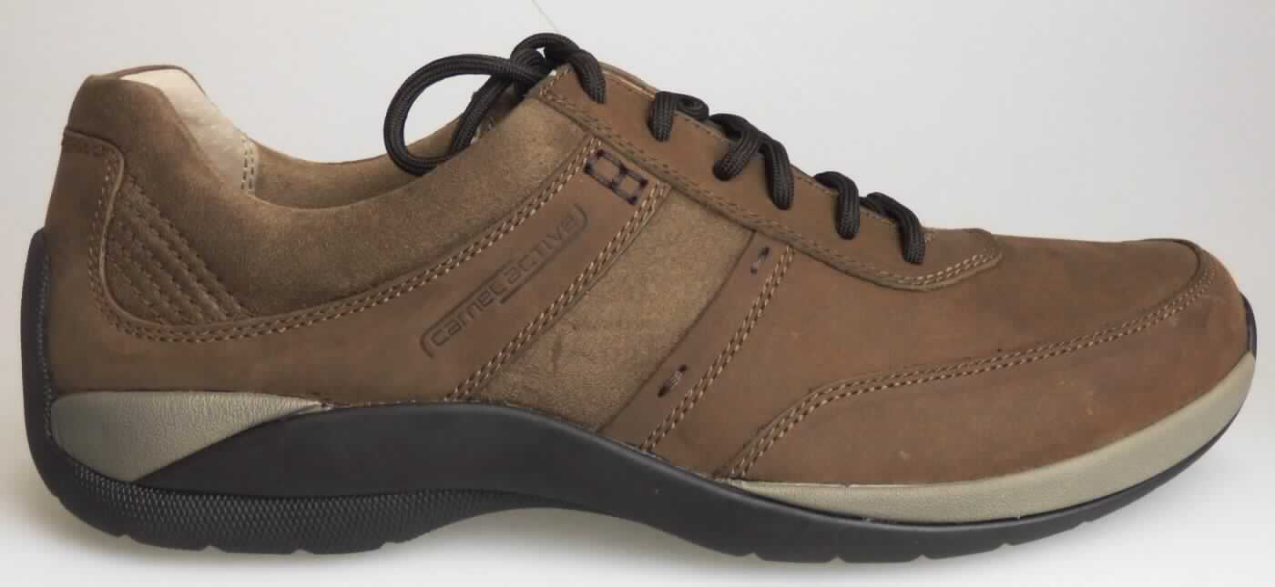 Halbschuhe (lt. Antrag: "Freizeitschuh für Herren, Größe 7,5", Foto siehe Anlage)
- mit Laufsohlen aus Kunststoff/Kautschuk; ohne Hauptsohle aus Holz,
- mit Oberteil (geschlossenes Blatt) aus Leder (den größten Teil der Außenfläche bildend) und Spinnstoff, 
- mit Schnürsenkelverschluss,
- ohne Metallschutz in der Vorderkappe,
- nicht den Knöchel bedeckend, 
- mit einer Länge der Innensohle von ca. 27,7 cm,
- für Männer (u. a. weiter Schnitt).

"Schuhe mit Laufsohlen aus Kunststoff/Kautschuk und Oberteil aus Leder, andere als in den Unterpositionen
 6403 1200 bis 6403 9991 genannte, für Männer"