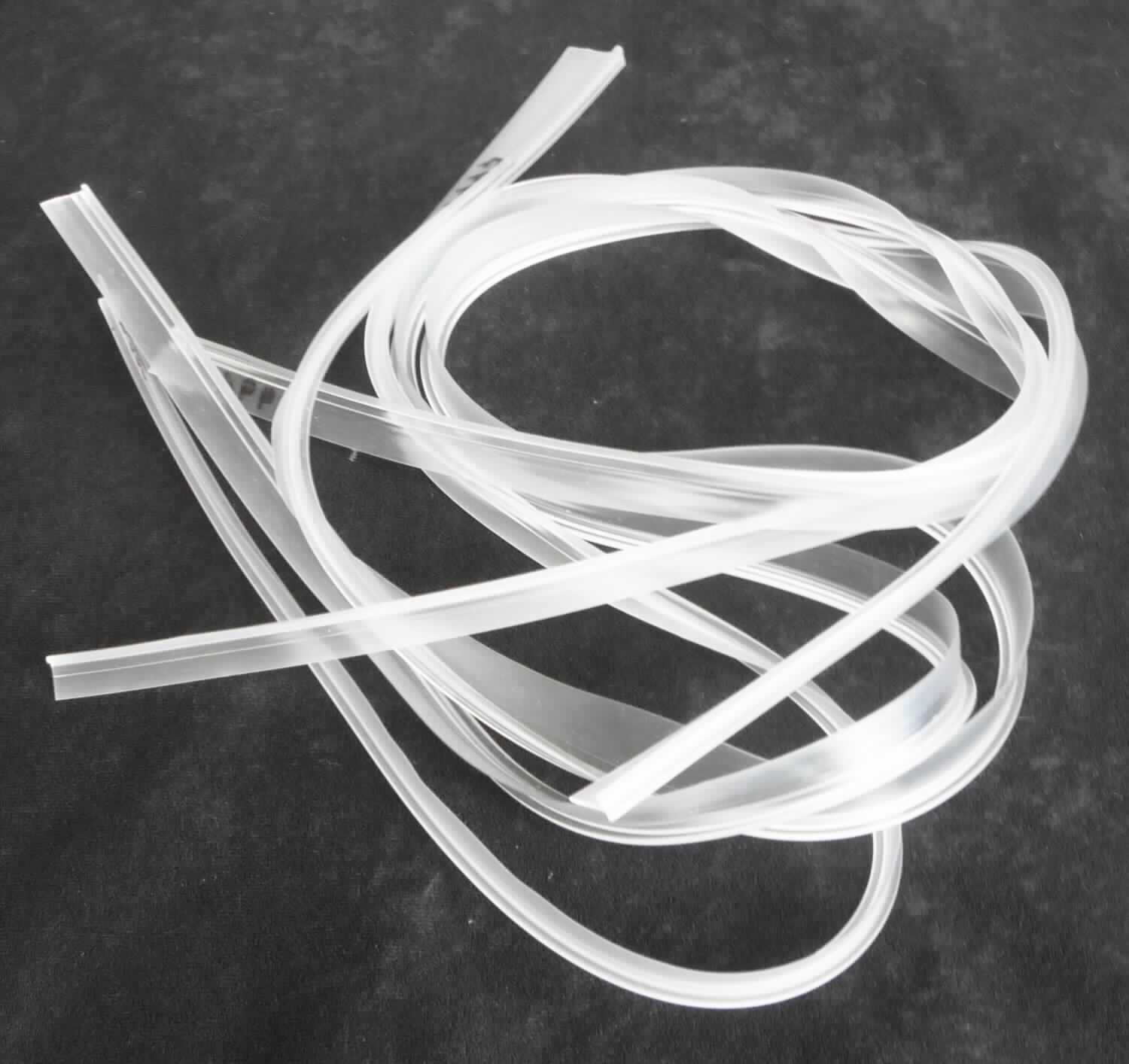 Angaben des Antragstellers:
Einschubdichtung zur Abdichtung von Duschkabinenteilen
Material: weich PVC

Feststellungen an Warenmustern:
Es wurden trübe, farblose, transparente Profildichtungen mit T-förmigem Querschnitt aus einem weichen, elastischen Material vorgelegt (Höhe: 10,5 mm / 14,5 mm / 18,5 mm).

Befund:
Es handelt sich um Profile aus Polymeren des Vinylchlorids im Sinne der Unterposition (KN) 3916 2000.
