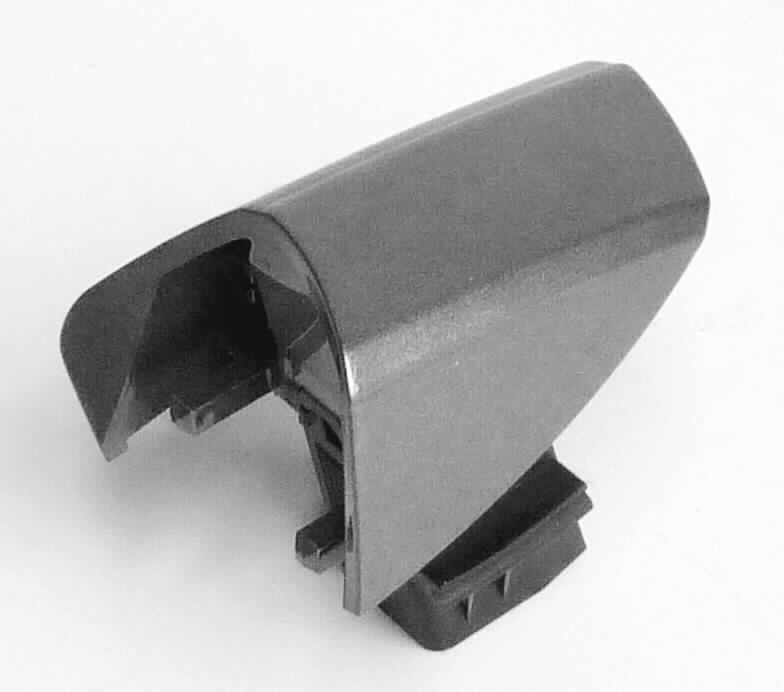 Bei dem durch ein Warenmuster veranschaulichten Artikel handelt es sich um eine sogenannte Abdeckung aus formgepressten Kunststoffen im Sinne der Anmerkung 1 zu Kapitel 39. Die ca. 6,5 x 6,5 x 5 cm große Halbschale zeichnet sich durch einen grau-glänzenden Farbauftrag aus und ist an der Unterseite mit einem annähernd rechteckigen Rast- und Führungselement versehen. Die Abdeckung wird außenseitig in einer spezifisch geformten Öffnung unmittelbar am Blech einer PKW-Fahrzeugtür (Karosserie) montiert und dient als Zierblende.

Eine Einreihung in die Position 8708 scheidet aus, da Karosseriebeschläge aus Kunststoffen als Teile mit allgemeiner Verwendungsmöglichkeit aus dem Abschnitt XVII ausgewiesen werden. 

Derartige Erzeugnisse werden zolltariflich als "andere Waren aus Kunststoff, Beschläge für Karosserien, nicht von den TARIC-Codes 3926 3000 10 bis 3926 3000 30 erfasst" eingereiht.