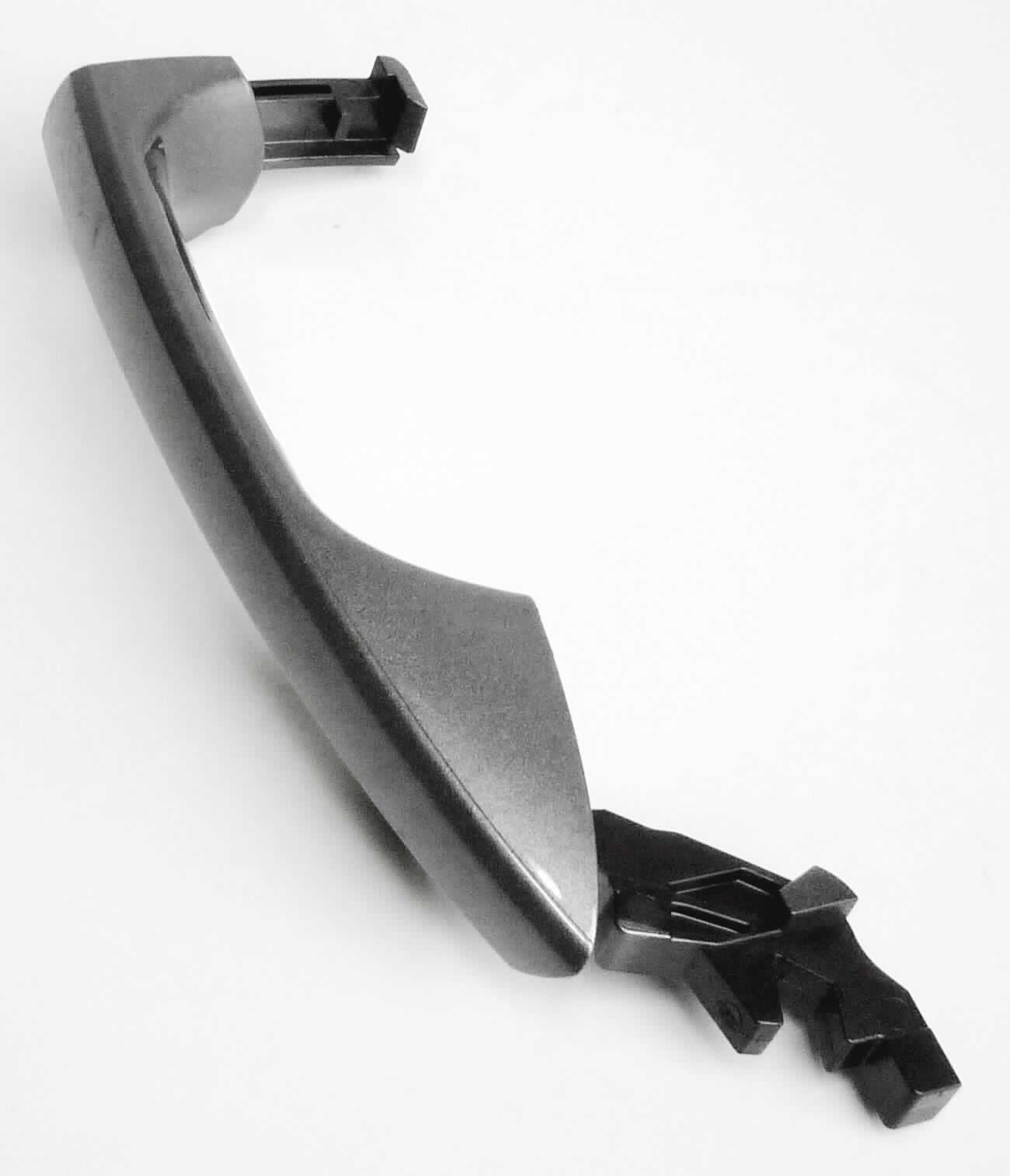 Bei dem durch ein Warenmuster veranschaulichten Artikel handelt es sich um einen Türgriff aus formgepressten Kunststoffen im Sinne der Anmerkung 1 zu Kapitel 39. Die ca. 21,5 x 7 x 4,5 cm große Ware zeichnet sich durch einen grau-glänzenden Farbauftrag aus und ist an beiden Schmalseiten mit Arretier- und Führungselementen versehen. Der Griff wird außenseitig in einer spezifisch geformten Öffnung unmittelbar am Blech einer PKW-Tür (Karosserie) montiert und dient dem Öffnen der Fahrzeugtür.

Eine Einreihung in die Position 8708 scheidet aus, da Karosseriebeschläge aus Kunststoffen als Teile mit allgemeiner Verwendungsmöglichkeit aus dem Abschnitt XVII ausgewiesen werden. 

Derartige Erzeugnisse werden zolltariflich als "andere Waren aus Kunststoff, Beschläge für Karosserien, nicht von den TARIC-Codes 3926 3000 10 bis 3926 3000 30 erfasst" eingereiht.
