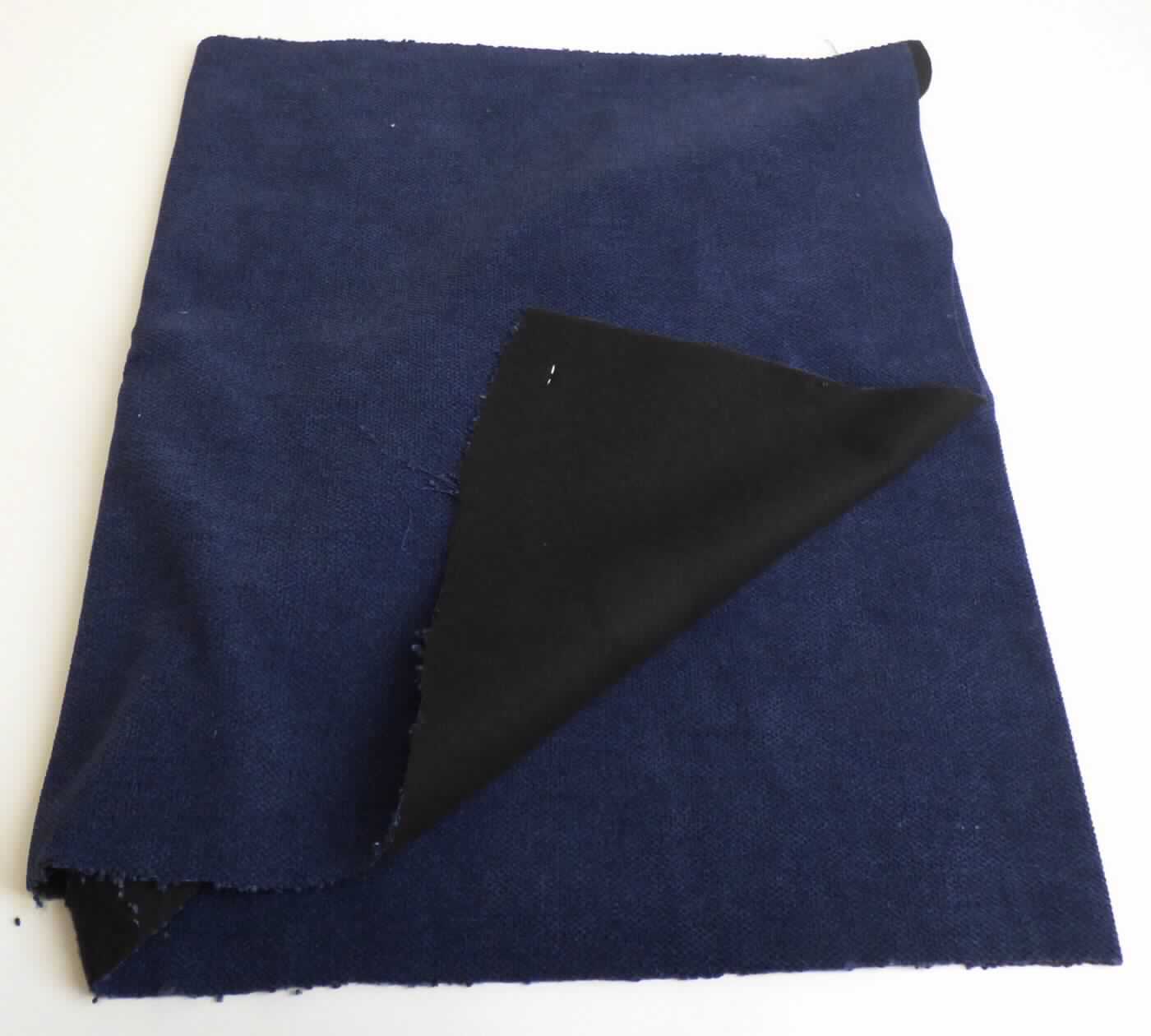 Textillaminat, sog. Möbelstoff, Foto siehe Anlage,
- als Meterware, mit einer Breite von mehr als 30 cm,
- laut Untersuchungsergebnis:
-- aus zwei mit ihrer ganzen Fläche aufeinander liegenden und so miteinander durch Kleben verbundenen Lagen:
--- mit einer Oberlage (Schauseite):
---- aus einem aufgeschnittenem Samtgewebe (Rippenschusssamt) aus synthetischen Chemiefasern (laut Antrag 
      Polyester), u. a. somit keine Ware der Position 5407,
--- mit einer Unterlage:
---- aus einem einfarbigen Nadelfilz aus synthetischen Chemiefasern,
- das die Schauseite bildende Samtgewebe verleiht der Ware insbesondere im Hinblick auf die Verwendung als
  Möbelbezugsstoff ihren wesentlichen Charakter.

"Samt, gewebt, keine Ware der Position 5802 oder 5806, aus Chemiefasern, Rippenschusssamt, aufgeschnitten"