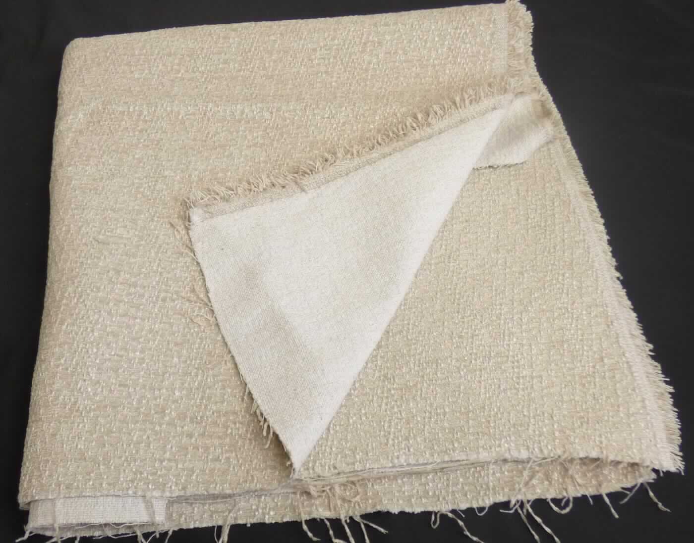 Gewebe, sog. Möbelstoff, Foto siehe Anlage,
- als Meterware, mit einer Breite von mehr als 30 cm,
- laut Untersuchungsergebnis:
-- bestehend aus Garnen aus Polyester-Spinnfasern, aus Garnen aus Reißspinnstoff (Baumwolle, Leinen und 
   Polyester-, Viskose-Spinnfasern enthaltend), aus Effektzwirnen mit einem Garn aus Viskose-Spinnfasern und 
   zwei Garnen aus Reißspinnstoff (Baumwolle, Leinen und  Polyester-, Viskose-Spinnfasern enthaltend) und 
   Garnen aus synthetischen Filamenten (Polyester),
-- mit einem Gesamtanteil an:
--- synthetischen Spinnfasern (Polyester) von ca. 42 GHT, (somit u. a. keine Ware der Position 5407),
--- künstlichen Spinnfasern (Viskose) von ca. 27 GHT,
--- synthetischen Filamenten (Polyester) von ca. 16 GHT,
--- Baumwolle und Leinen von ca. 15 GHT,
-- buntgewebt,
-- kein Chenillegewebe, da keine samtartige Oberfläche.

"Gewebe aus synthetischen Spinnfasern, anderes als in den Positionen 5512 bis 5514 genannte,
 aus Polyester-Spinnfasern, hauptsächlich mit Viskose-Spinnfasern gemischt, buntgewebt"