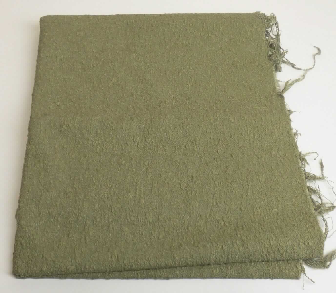 Gewebe, sog. Möbelstoff, Foto siehe Anlage,
- als Meterware, mit einer Breite von mehr als 30 cm,
- laut Untersuchungsergebnis:
-- mit Kettgarnen aus Baumwolle,
-- mit verschiedenen Schussgarnen aus Baumwolle und einem Effektzwirn aus synthetischen Filamenten und 
   Baumwolle,
-- mit einem Gesamtanteil an:
--- Baumwolle von ca. 90 - 95 GHT,
--- synthetischen Filamenten von ca. 5 - 10 GHT,
-- mit einem Quadratmetergewicht von über 200 g,
-- buntgewebt, somit keine Ware der Unterposition 5209 31,
-- in Musterbindung (weder Leinwand- noch Köperbindung).

"Gewebe aus Baumwolle, mit einem Anteil an Baumwolle von mehr als 85 GHT und einem Quadratmetergewicht
 von mehr als 200 g, buntgewebt, anderes als in den Unterpositionen 5209 41 bis 5209 43 genannte"