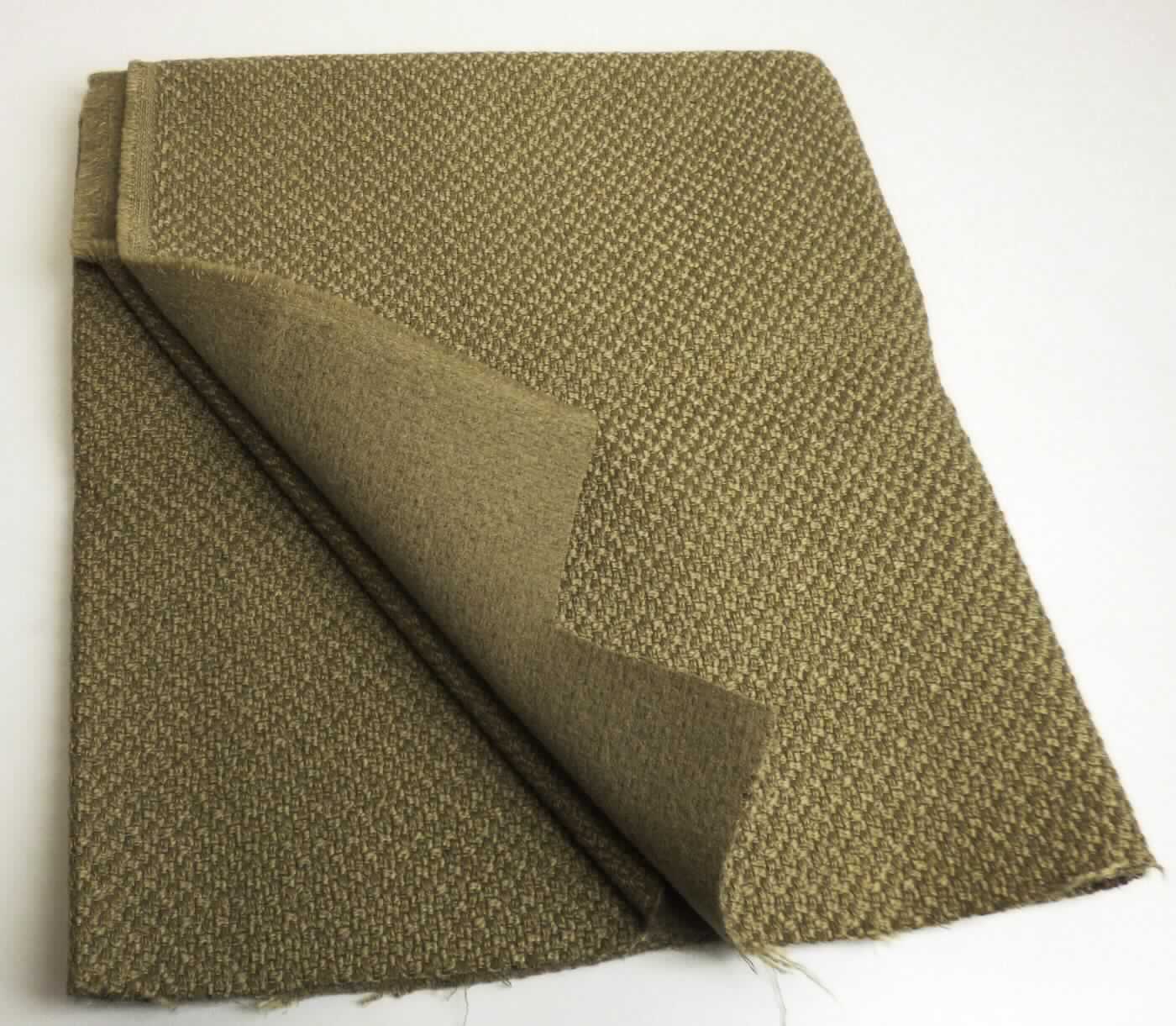 Gewebe, sog. Möbelstoff, Foto siehe Anlage,
- als Meterware, mit einer Breite von mehr als 30 cm,
- laut Untersuchungsergebnis:
-- aus dicken Kett- und Schussgarnen (Effektzwirne) aus synthetischen Spinnfasern und Filamenten sowie dünnen 
   Kett- und Schussgarnen aus ausschließlich synthetischen Spinnfasern, alle Garne bestehen aus laut Antrag 
   Polyester,
-- mit einem Gesamtanteil an:
--- synthetischen Spinnfasern von ca. 93 - 95 GHT; somit keine Ware der Position 5407,
--- synthetischen Filamenten von ca. 5 - 7 GHT,
-- buntgewebt,
-- in Musterbindung,
-- auf der Rückseite geraut, genadelt und mit dem bloßen Auge nicht wahrnehmbar dünn mit Kunststoff bestrichen.

"Gewebe aus synthetischen Spinnfasern, mit einem Anteil an diesen Spinnfasern von mehr als 85 GHT,
 mit einem Anteil an Polyester-Spinnfasern von mehr als 85 GHT, buntgewebt"