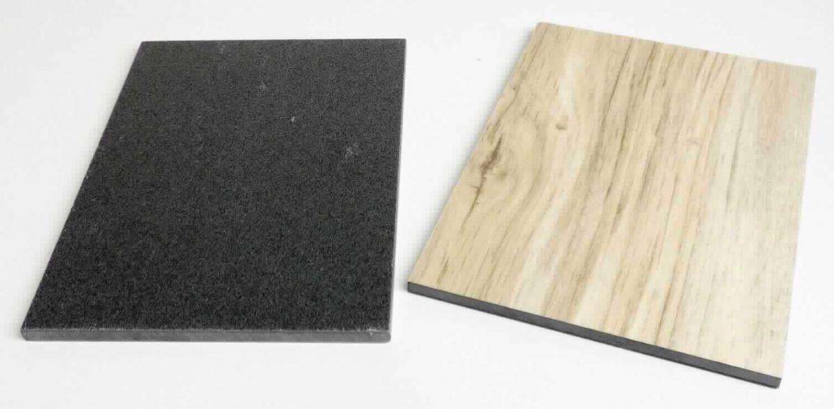 Nach den Angaben des Antragstellers handelt es sich um einen Bodenbelag aus PVC. Die Untersuchungen ergaben, dass es sich um einen Abschnitt einer mehrlagigen, harten Platte aus PVC mit einer einseitigen, holzähnlichen Dekorschicht handelt. Die Platte verfügt der eingesandten Zeichnung zu Folge an zwei gegennüberliegenden Rändern über ein Feder-Nut-System, durch das die einzelnen Platten miteinander verbunden werden können. 

Die Ware ist als anderer Bodenbelag aus Polymeren des Vinylchlorids in die Codenummer 3918 1090 90 0 des Zolltarifs einzureihen.