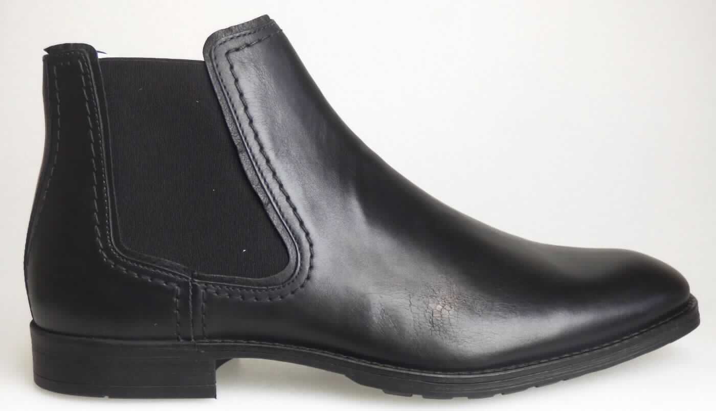 Stiefel (lt. Antrag: "Freizeitschuh für Herren", Größe 7,5, Foto siehe Anlage)
- mit Laufsohlen aus Kunststoff/Kautschuk; ohne Hauptsohle aus Holz,
- mit Oberteil aus Leder (den größten Teil der Außenfläche bildend) und Spinnstoff,
- mit einem Stück aus Leder verstärkt,
- seitlich mit Reißverschluss,
- ohne Metallschutz in der Vorderkappe,
- den Knöchel, jedoch nicht die Wade bedeckend,
- mit einer Länge der Innensohle von ca. 28,5 cm,
- für Männer (u. a. weiter Schnitt).

"Schuhe mit Laufsohlen aus Kunststoff/Kautschuk und Oberteil aus Leder, andere als in den Unterpositionen
 6403 1200 bis 6403 9105 genannte, den Knöchel, jedoch nicht die Wade bedeckend, mit einer Länge der
 Innensohle von mehr als 24 cm, für Männer"
