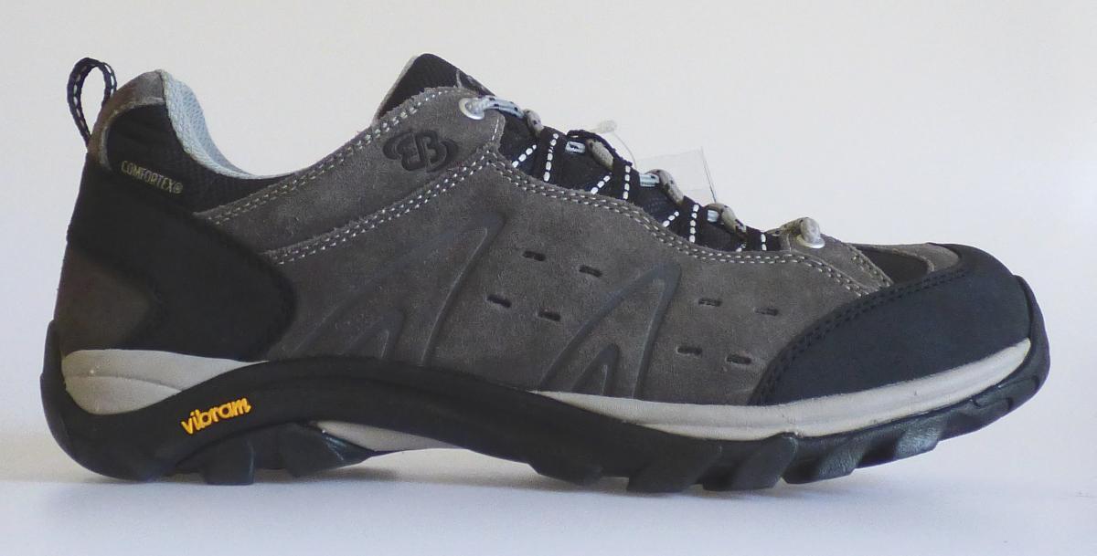 Halbschuhe  (lt. Antrag: Freizeitschuhe, Größe 41), Foto siehe Anlage,
- mit Laufsohlen aus (lt. Antrag) Kunststoff; ohne Hauptsohle aus Holz,
- mit Oberteil (geschlossenes Blatt) aus Leder (den größten Teil der Außenfläche bildend), Kunststoff
  (Spinnstoff mit einer mit bloßem Auge wahrnehmbaren Außenschicht aus Kunststoff) und Spinnstoff,
- auf das Oberteil sind Verstärkungsteile aus Leder und Spinnstoff aufgesetzt,
- mit Schnürsenkelverschluss,
- ohne Metallschutz in der Vorderkappe,
- nicht den Knöchel bedeckend,
- mit einer Länge der Innensohle von ca. 27 cm,
- nicht als Männer- oder Frauenschuhe erkennbar.

"Schuhe mit Laufsohlen aus Kunststoff und Oberteil aus Leder, andere als in den Unterpositionen
 6403 1200 bis 6403 9991 genannte, nicht als Männer- oder Frauenschuhe erkennbar"