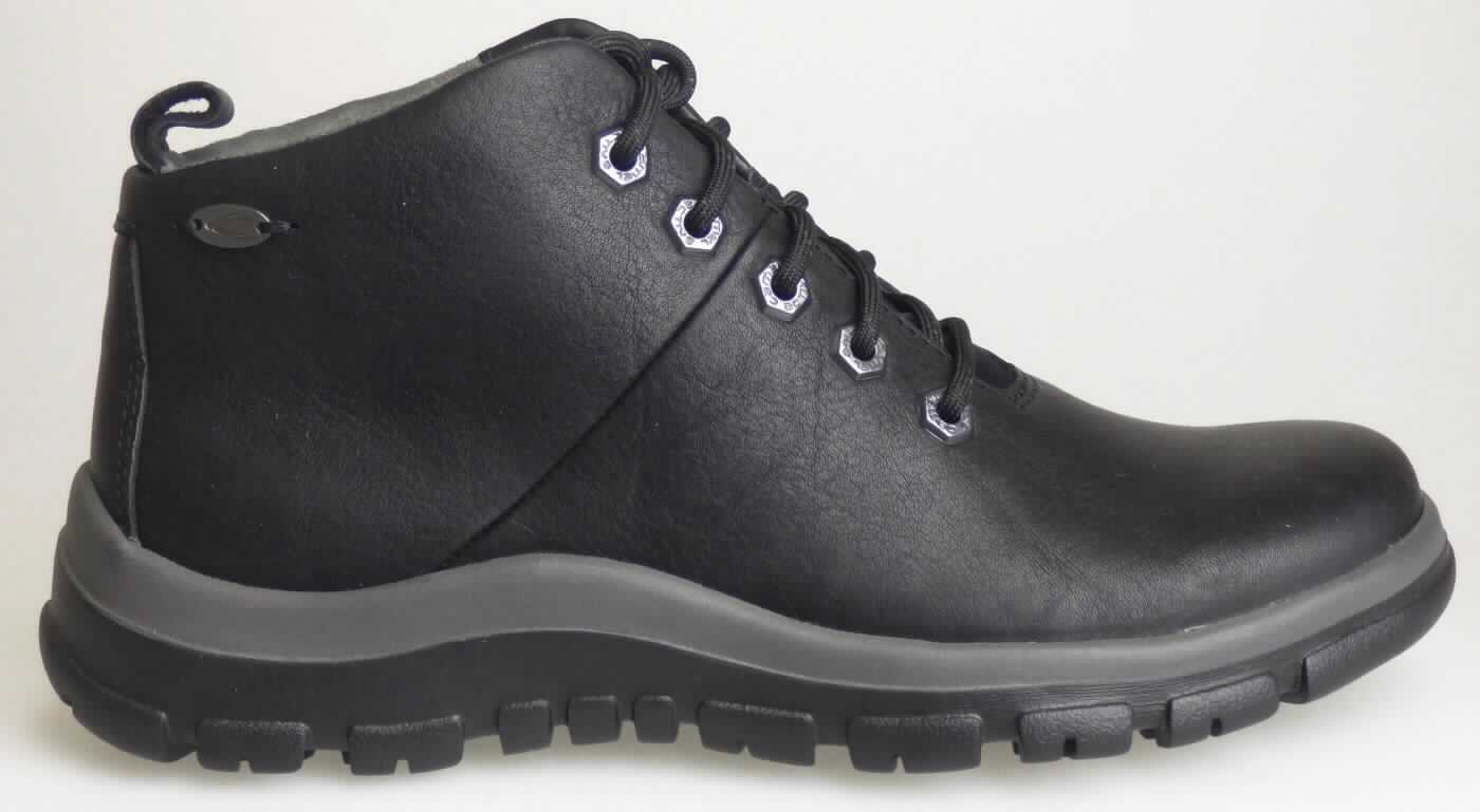 Stiefel (lt. Antrag: "Freizeitschuh für Damen, Größe 4,5", Foto siehe Anlage)
- mit Laufsohlen aus Kunststoff/Kautschuk; ohne Hauptsohle aus Holz,
- mit Oberteil aus Leder,
- mit Schnürsenkelverschluss,
- ohne Metallschutz in der Vorderkappe, 
- den Knöchel, jedoch nicht die Wade bedeckend,
- mit einer Länge der Innensohle von ca. 24,8 cm,
- für Frauen (u. a. schlanker Schnitt).

"Schuhe mit Laufsohlen aus Kunststoff/Kautschuk und Oberteil aus Leder, andere als in den Unterpositionen 
 6403 1200 bis 6403 9105 genannte, den Knöchel, jedoch nicht die Wade bedeckend, andere als in der
 Unterposition 6403 9111 genannte, für Frauen"