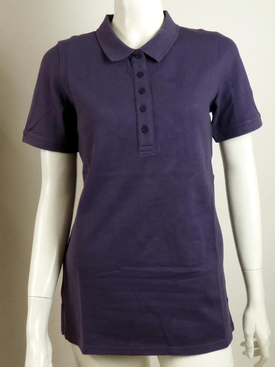 Hemdbluse, sog. BP Damen-Poloshirt, Art. 1716-230-0890, Größe S, Foto siehe Anlage,
- in einem Polybeutel verpackt,
- aus ca. 0,6 mm dicken, einfarbigen Gewirken aus laut Antrag 97 % Baumwolle und 3 % Elasthan
  (synthetische Chemiefasern); mit durchschnittlich mehr als 10 Maschen je linearen Zentimeter in
  jeder Richtung,
- über die Taille reichend (Rückenlänge: ca. 68 cm),
- mit einem Umlegekragen,
- vorn mit einer nicht durchgehenden Öffnung mit Knopfverschluss von rechts über links (Frauen-
  kleidung),
- mit kurzen Ärmeln,
- am unteren Rand durch Umschlagen und Festnähen gesäumt; mit ca. 4 cm langen Seitenschlitzen
  versehen,
- den Hemden für Männer entsprechend zugeschnitten.

"Hemdbluse, aus Gewirken, für Frauen, aus Baumwolle"