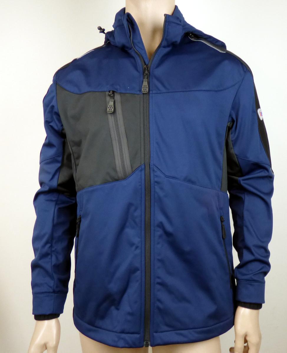 Blouson, sog. BP Softshelljacke für Herren, Art. 1830-992-1432, Größe M, Foto siehe Anlage,
- in einem Polybeutel verpackt,
- aus ca. 0,8 mm dicken, dreilagigen Flächenerzeugnissen der Position 5903 mit einer Außen- und
  Innenlage aus verschiedenen einfarbigen Gewirken aus laut Antrag 100 % Polyester (synthetische
  Chemiefasern) und einer mittleren Lage aus einer Folie aus Kunststoff,
- über den Schritt reichend (Rückenlänge: ca. 72 cm),
- mit einem Stehkragen und einer abtrennbaren Kapuze,
- vorn mit einer durchgehenden Öffnung mit einem bis in die Kragenspitzen reichenden Reißverschluss;
  am Kragenrand mit einer kurzen Überlappung von rechts über links,
- mit langen Ärmeln, die über den unteren Rand des Kleidungsstücks hinausreichen,
- vorn mit einer eingesetzten Brusttasche mit Reißverschluss und zwei eingesetzten Taschen mit
  Reißverschluss unterhalb der Taille,
- am unteren Rand mit einem Tunnelzug zu verengen,
- erfüllt die Merkmale zur Einreihung als Blouson, somit keine Jacke.

"Kleidung aus Gewirken der Position 5903"