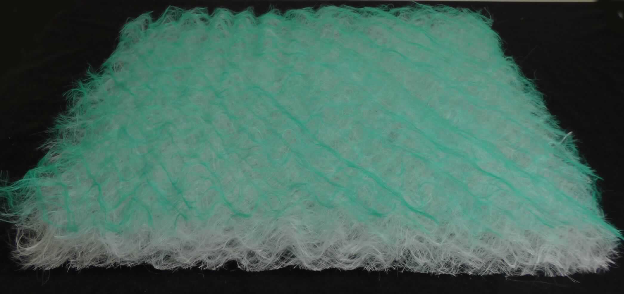 Matratze aus Glasfasern, sog. Farbnebelabscheider, Foto siehe Anlage,
- als Meterware auf Rollen oder als Zuschnitt,
- laut Untersuchungsergebnis:
- - aus textilen Glasfasern,
- - mit Bindemitteln verfestigt,
- - mit einer Dicke von ca. 7 cm,
- aufgrund der Dicke und des Aufbaus kein Vlies und keine Matte,
- dient laut Antrag der Farbnebelabscheidung.

"Ware (Matratze) aus Glasfasern, andere als in den Unterpositionen 
 7019 3900 20 und 7019 3900 50 genannte"
