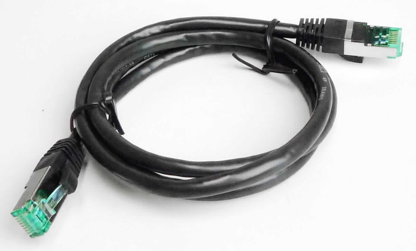 Elektrisches Kabel, sog. "Patchkabel Cat.6", aus acht paarweise miteinander verdrillten Einzelleitern in einem gemeinsamen schwarzen Mantel, bedruckt u.a. mit "CAT6 FTP PATCH CABLE 4P 26AWG", ca. 1 m lang, an beiden Enden mit einem RJ-45-Stecker (8P8C) versehen, zum Verbinden von Netzwerk- und Telekommunikationsgeräten, in einem transparenten Kunststoffbeutel mit Aufkleber verpackt.

Die Ware ist als "isoliertes elektrisches Kabel, nicht von den HS-Unterpositionen 8544 11 bis 8544 30 erfasst, für eine Spannung von 1000 V oder weniger, mit Anschlussstücken versehen, von der für die Telekommunikation verwendeten Art" einzureihen.