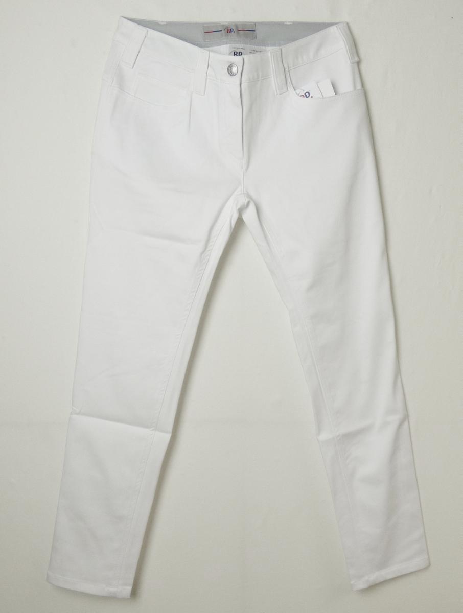 Lange Hose, sog. BP 7/8 Röhre für Damen, Art. 1757-311-0021, Größe 27/32, Foto siehe Anlage,
- in einem Polybeutel verpackt,
- aus ca. 0,5 mm dicken, einfarbigen Geweben aus laut Antrag 65 % Baumwolle, 30 % Polyester und 
  5 % Elasthan (beides synthetische Chemiefasern),
- in der Taille abschließend; mit einem angesetzten, ca. 4 cm breiten Taillenbund mit Gürtelschlaufen,
- vorn mit einer Öffnung mit Reißverschluss, verdeckt von einer Patte von rechts über links (Frauen-
  kleidung), die im Bund mit einem Knopf geschlossen wird,
- vorn mit zwei eingesetzten, offenen Taschen und einer aufgesetzten, kleinen Tasche sowie mit zwei
  aufgesetzten, offenen Gesäßtaschen
- mit 7/8-langen Hosenbeinen, die die Knie vollständig bedecken (Seitenlänge: ca. 92 cm),
- an den Beinabschlüssen durch Umschlagen und Festnähen gesäumt,
- keine Arbeits- und Berufskleidung.

"Lange Hose, aus Geweben, für Frauen, aus Baumwolle, andere als in den Unterpositionen 6204 6211 
 bis 6204 6233 genannte, nicht nach dem Batik-Verfahren handbedruckt"
