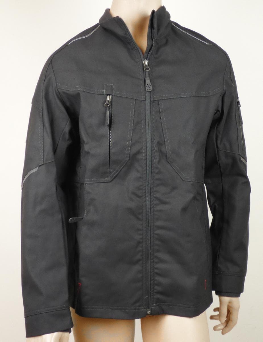 Jacke, sog. BP Arbeitsjacke für Herren, Art. 1822-565-0032, Größe 48/50, Foto siehe Anlage,
- in einem Polybeutel verpackt,
- aus ca. 0,5 mm dicken, einfarbigen Geweben aus laut Antrag 65 % Polyester (synthetische
  Chemiefasern) und 35 % Baumwolle,
- über den Schritt reichend (Rückenlänge: ca. 76 cm),
- ungefüttert,
- mit einem Stehkragen,
- vorn mit einer durchgehenden Öffnung mit Reißverschluss; am Kragenrand mit einer kurzen
  Überlappung von links über rechts (Männerkleidung),
- mit langen Ärmeln,
- mit verschiedenen ein- und aufgesetzten Taschen,
- in Bahnen gearbeitet,
- am unteren Rand durch Umschlagen und Festnähen gesäumt,
- lässt aufgrund ihres allgemeinen Aussehens und der Beschaffenheit nicht erkennen, dass sie
  dazu bestimmt ist, ausschließlich oder hauptsächlich zum (körperlichen oder hygienischen)
  Schutz anderer Kleidungsstücke und/oder Personen bei Ausübung einer Gewerbe-, Berufs-
  oder Haushaltstätigkeit getragen zu werden.

"Jacke, aus Geweben, für Männer, aus synthetischen Chemiefasern, keine Arbeits- und
 Berufskleidung"