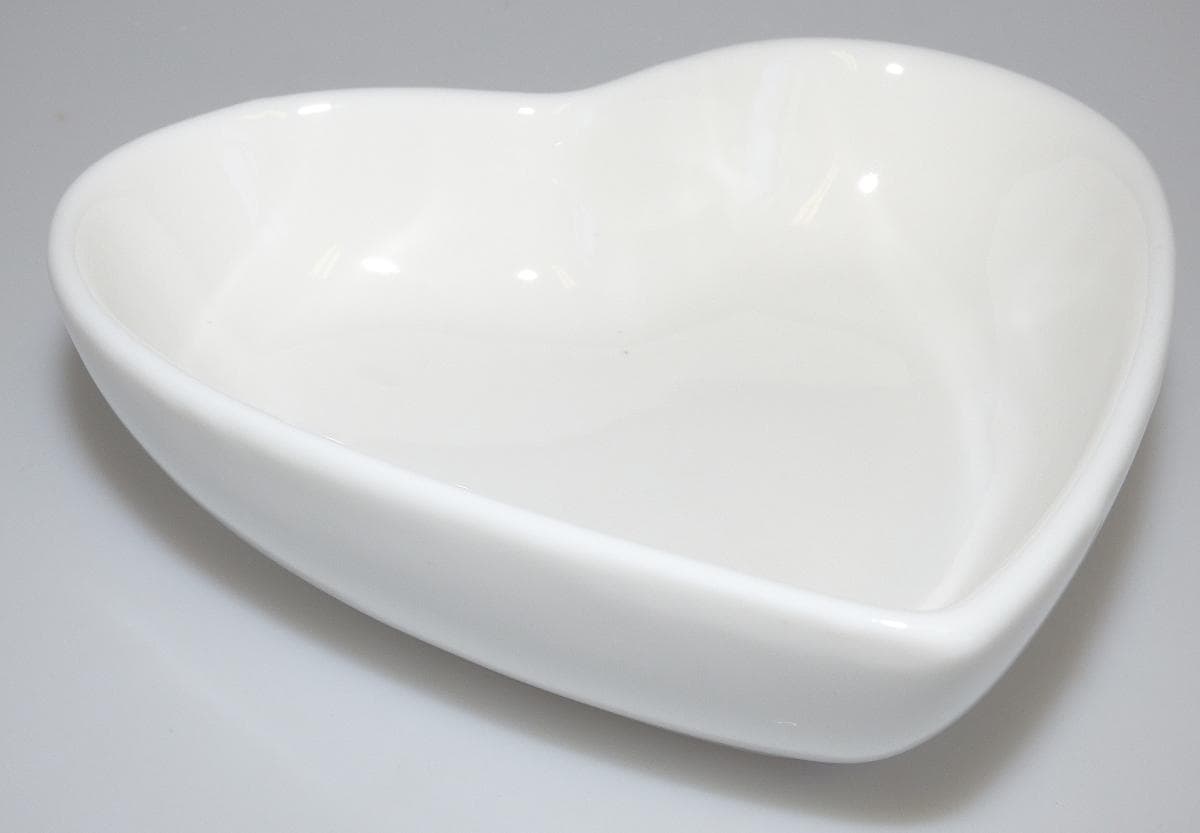 Geschirr aus Porzellan, sog. Keramikschale Herzform, Foto siehe Anlage,
- weiße, glasierte Schale in Herzform,
- in den Abmessungen: Länge 12,3 cm, Breite 10,5 cm, Höhe 3,5 cm,
- keramisches Erzeugnis, nach der Formgebung gebrannt, tonmineralhaltiges 
  Material enthaltend,
- nach dem Ergebnis der wissenschaftlichen Untersuchung aus Porzellan.

"Geschirr (Schälchen), aus Porzellan"