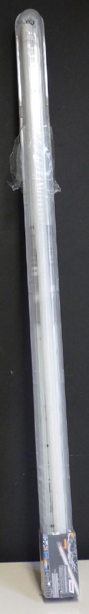 Bei der sog. LED Feuchtraumleuchte IP 65, Art. Nr. 8906182 handelt es sich um eine etwa 127 x 7,5 cm (L x H) große, elektrische Decken- und Wandleuchte, die aus einem wannenförmigen, grauen Kunststoffgehäuse mit zwei G13-Fassungen, einer LED-Lichtquelle mit T8-Sockel, einer klarsichtigen, geriffelten Kunststoffabdeckung und elektrischer Ausstattung besteht. Da in dieser Leuchte kein Konverter (Vorschaltgerät für Leuchtstoffröhren bzw. Leuchtröhren) und kein Starter verbaut wurde, ist die Nutzung lediglich durch LED-Lichtquellen mit dort eingearbeitetem Konverter möglich.

technische Daten auszugsweise:
Leistung: 18 W
Lichtstrom: 1980 lm
Schutzart: IP 65

Die Leuchte ist in einer Umschließung aus klarsichtiger Folie und Kartoneinlage zum Verkauf aufgemacht.

Das Erzeugnis ist als "elektrische Leuchte, anderweit weder genannt noch inbegriffen, Decken- und Wandleuchte, ausgenommen solche von der für öffentliche Plätze oder Verkehrswege verwendeten Art, ausschließlich zur Verwendung mit Leuchtdioden-Lichtquellen bestimmt, aus Kunststoff, nicht für zivile Luftfahrzeuge" einzureihen.
