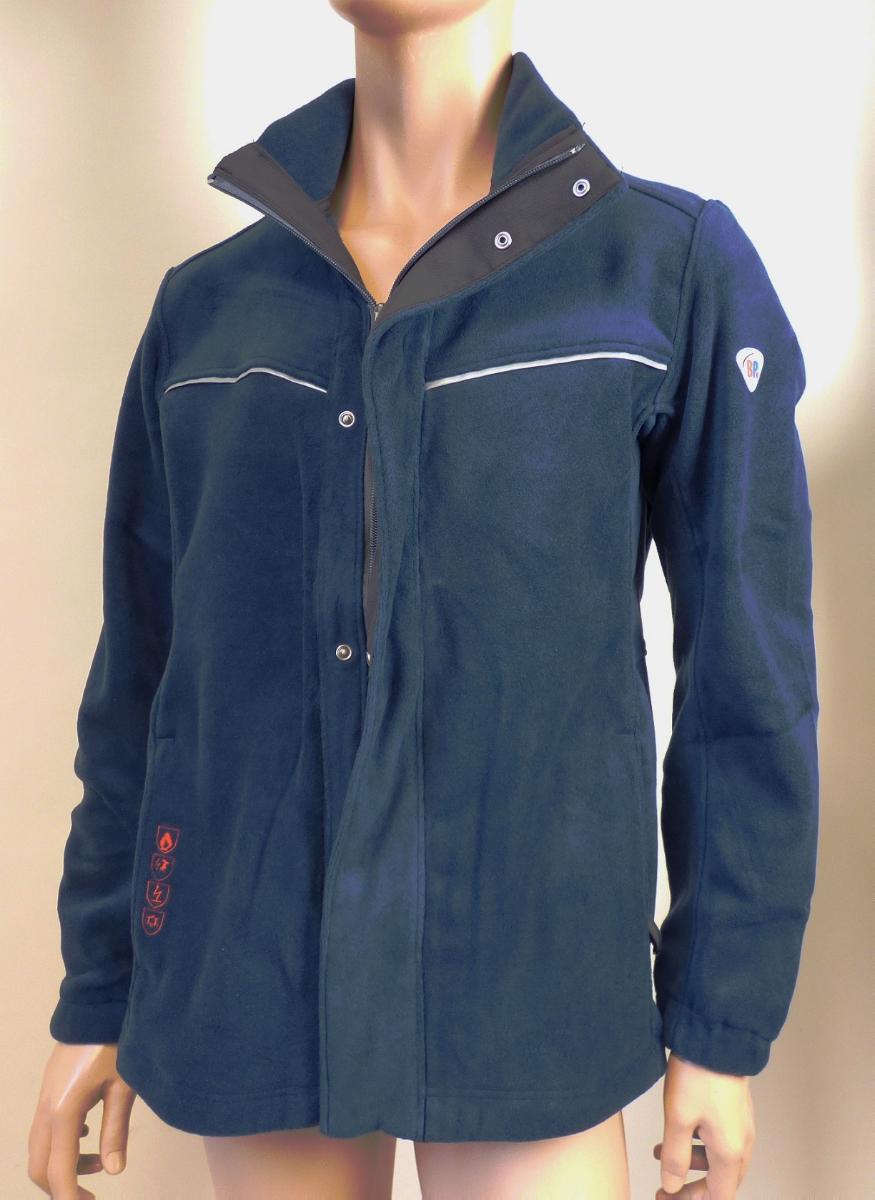 Jacke, sog. BP Fleecejacke für Herren, Art. 2424-860-0014, Größe M, Foto siehe Anlage,
- in einem Polybeutel verpackt,
- aus ca. 2,6 mm dicken, einfarbigen, beidseitig gerauten Gewirken (sog. Fleece) aus laut Antrag
  48 % Modacryl, 18 % Polyester (beides synthetische Chemiefasern), 32 % Baumwolle und 
  2 % anderen Fasern,
- ungefüttert,
- über die Taille reichend (Rückenlänge: ca. 73 cm),
- mit einen Stehkragen,
- vorn mit einer durchgehenden Öffnung mit Reißverschluss und einer überlappenden Patte mit
  Druckknopfverschluss von links über rechts (Männerkleidung),
- mit langen Ärmeln,
- mit reflektierenden Paspeln versehen,
- mit zwei eingesetzten Taschen mit Reißverschluss unterhalb der Taille,
- in Bahnen gearbeitet,
- am unteren Rand durch Umschlagen und Festnähen gesäumt,
- stellt sich aufgrund des Schnitts als Jacke dar, somit keine Strickjacke.

"Jacke, aus Gewirken, für Männer, aus synthetischen Chemiefasern"