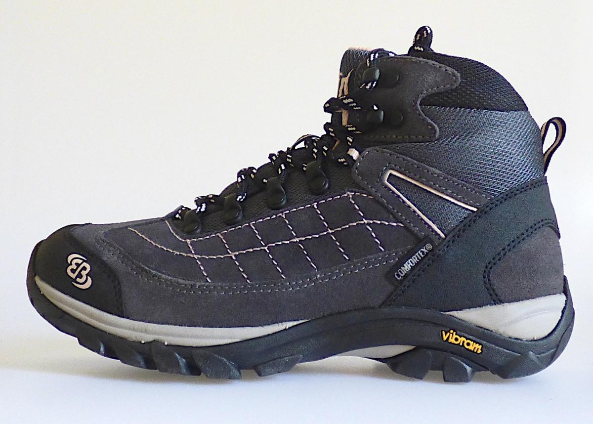 Stiefel, sog. Freizeitschuhe, unisex, Größe 38, Foto siehe Anlage,
- mit Laufsohlen aus (laut Antrag) Kunststoff; ohne Hauptsohle aus Holz,
- mit Oberteil aus Leder (den größten Teil der Außenfläche bildend), Spinnstoff und Kunststoff
  (Spinnstoff mit einer mit bloßem Auge wahrnehmbaren Außenschicht aus Kunststoff),
- auf das Oberteil sind Verstärkungsteile aus Leder und Spinnstoff aufgesetzt,
- mit Schnürsenkelverschluss, teilweise mit abstehenden Metallhaken,
- ohne Metallschutz in der Vorderkappe,
- den Knöchel, jedoch nicht die Wade bedeckend,
- mit einer Länge der Innensohle von ca. 25,5 cm,
- nicht als Männer- oder Frauenschuhe erkennbar.

"Schuhe mit Laufsohlen aus Kunststoff und Oberteil aus Leder, andere als in den Unterpositionen
 6403 1200 bis 6403 9105 genannte, den Knöchel, jedoch nicht die Wade bedeckend, mit einer
 Länge der Innensohle von mehr als 24 cm, nicht als Männer- oder Frauenschuhe erkennbar"