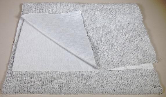 Textillaminat, Art. Formentera, Foto siehe Anlage,
- als Meterware, mit einer Breite von laut Antrag 142 cm,
- aus zwei mit ihrer ganzen Fläche aufeinanderliegenden und so miteinander durch Kleben
   verbundenen Lagen:
-- mit einer Oberlage (Schauseite):
--- aus einem Chenillegewebe; mit samtartiger Oberfläche, u. a. somit keine Ware der Position 6001,
--- aus Chenillegarnen und anderen Garnen; beide aus synthetischen Chemiefasern (laut Antrag
    Polyester),
-- mit einer Unterlage:
--- aus einem gerauten Kuliergewirke aus synthetischen Chemiefasern,
- das die Schauseite bildende Chenillegewebe verleiht der Ware insbesondere im Hinblick auf die
  Bedeutung in Bezug auf die Verwendung als Möbelbezugsstoff ihren wesentlichen Charakter.

"Chenillegewebe, keine Ware der Positionen 5802 oder 5806, aus Chemiefasern"