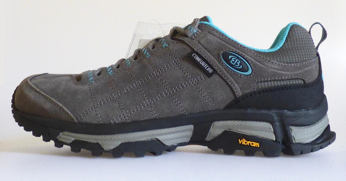 Halbschuhe (laut Antrag: "Freizeitschuhe, unisex", Größe 38, Foto siehe Anlage)
- mit Laufsohlen aus (laut Antrag) Kunststoff; ohne Hauptsohle aus Holz,
- mit Oberteil (geschlossenes Blatt) aus Leder (den größten Teil der Außenfläche bildend) und Spinnstoff,
- auf das Oberteil sind Verstärkungsteile aus Kunststoff (Spinnstoff mit einer mit bloßem Auge
  wahrnehmbaren Außenschicht aus Kunststoff), Leder und Spinnstoff aufgesetzt,
- mit Schnürsenkelverschluss,
- mit Verzierungen,
- ohne Metallschutz in der Vorderkappe,
- nicht den Knöchel bedeckend,
- mit einer Länge der Innensohle von ca. 26 cm,
- nicht als Männer- oder Frauenschuhe erkennbar.

"Schuhe mit Laufsohlen aus Kunststoff und Oberteil aus Leder, andere als in den Unterpositionen
 6403 1200 bis 6403 9991 genannte, nicht als Männer- oder Frauenschuhe erkennbar"