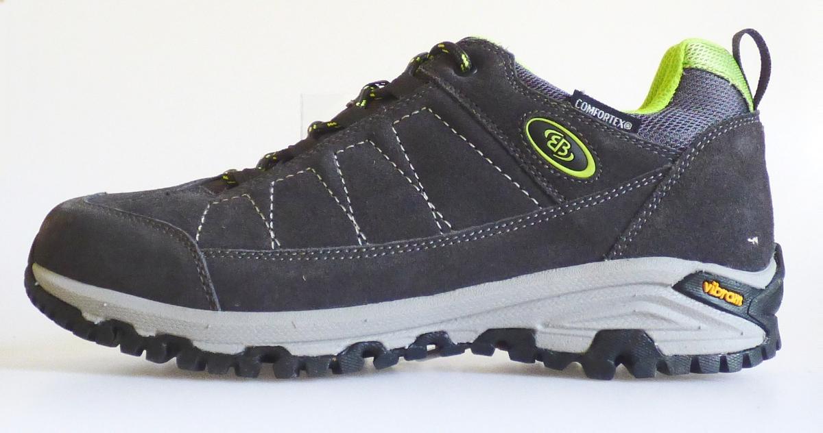 Halbschuhe, sog. Freizeitschuhe, unisex, Größe 40, Foto siehe Anlage,
- mit Laufsohlen aus (laut Antrag) Kunststoff; ohne Hauptsohle aus Holz,
- mit Oberteil (geschlossenes Blatt) aus Leder (den größten Teil der Außenfläche bildend) und Spinnstoff,
- auf das Oberteil sind Verstärkungsteile aus Leder und Spinnstoff aufgesetzt,
- mit Schnürsenkelverschluss,
- ohne Metallschutz in der Vorderkappe,
- nicht den Knöchel bedeckend,
- mit einer Länge der Innensohle von ca. 26.5 cm,
- nicht als Männer- oder Frauenschuhe erkennbar.

"Schuhe mit Laufsohlen aus Kunststoff und Oberteil aus Leder, andere als in den Unterpositionen
 6403 1200 bis 6403 9991 genannte, nicht als Männer- oder Frauenschuhe erkennbar"