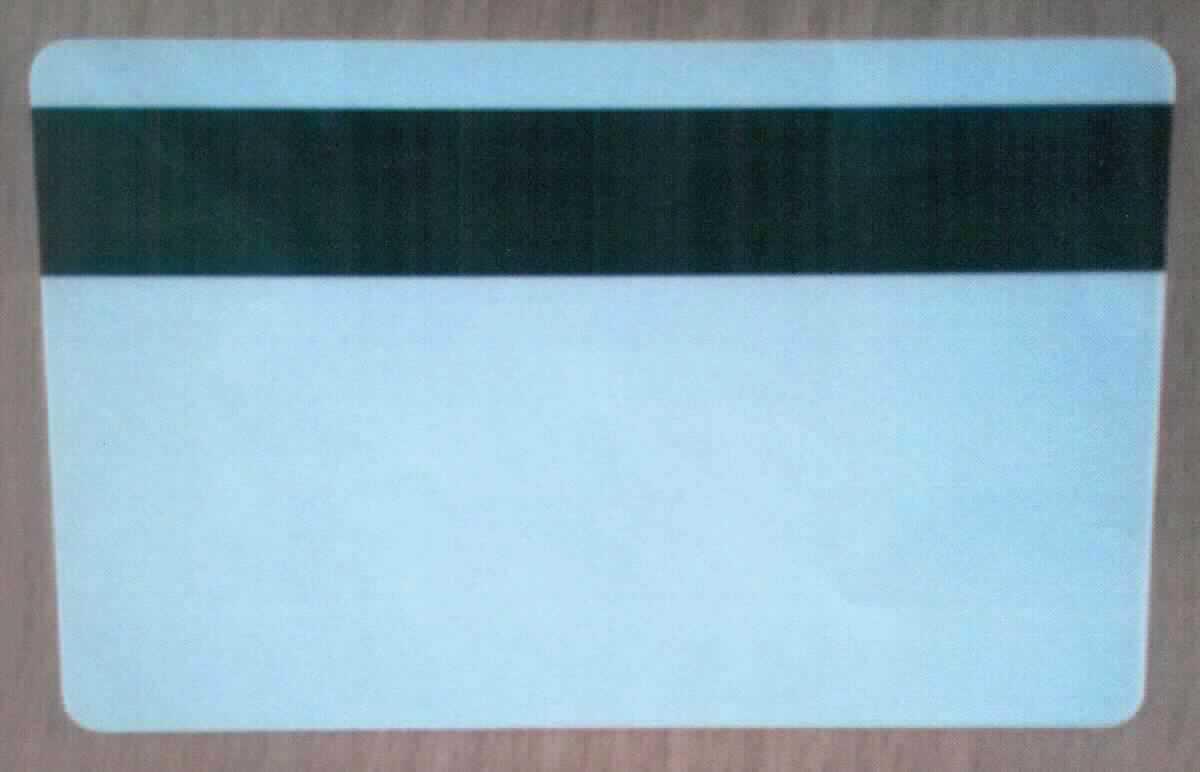 Bei der als "Weiße Plastikkarte mit Magnetstreifen" bezeichneten Ware handelt es sich um eine flache, weiße, unbedruckte Kunststoffkarte mit einer rechteckigen Grundform und einem rückseitig angebrachten Magnetstreifen in dem Standard-Scheckkartenformat  von 85,60 mm × 53,98 mm.

Die Ware, mit drei beschreibbaren Magnetspuren, ist zur Verwendung für verschiedene Anwendungsbereiche (Speicherung von Daten) bestimmt.

Das Erzeugnis wird als "magnetischer Aufzeichnungsträger, Karte mit Magnetstreifen" eingereiht.

Anlage: 1 Abbildung