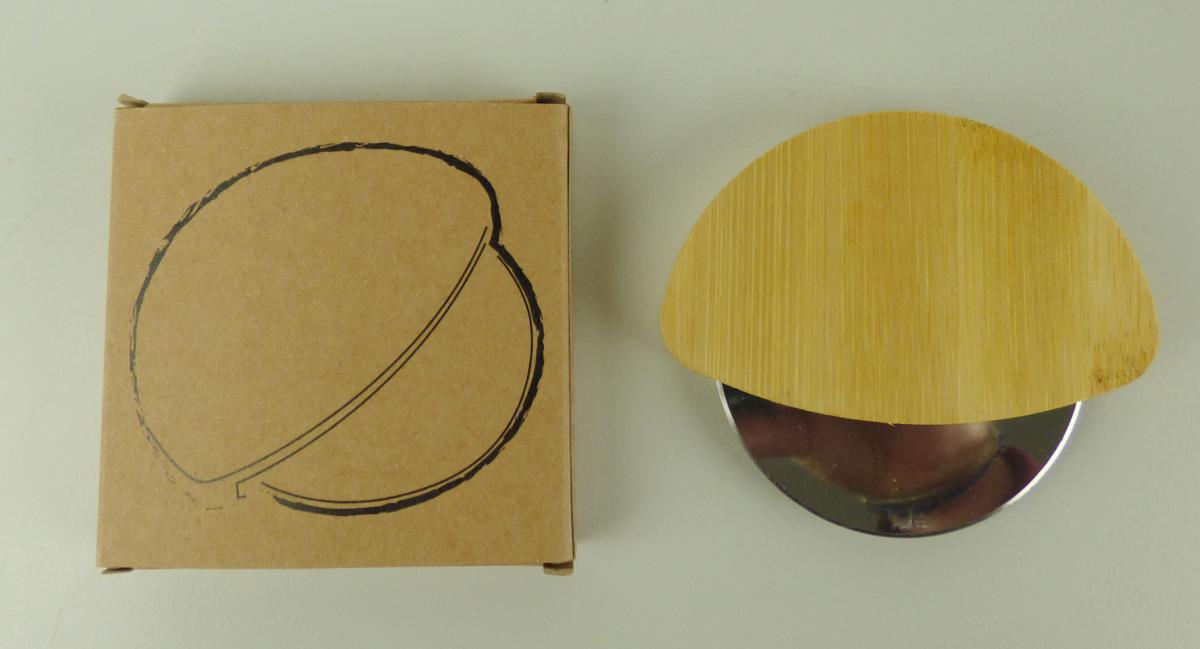 “Pizzaschneider“ (Art.-Nr. 84705)

- mit freiem Arm zu handhabendes Erzeugnis, bestehend aus einem halbkreisförmigen 
   Gehäuse aus Bambusholz, mit einem darin eingelassenen Schneidrad (arbeitender Teil) 
   aus unedlem Metall (Stahl)

- Durchmesser Schneidrad: etwa 65 mm

- zum Schneiden von Pizzen 

- in einem bedruckten Pappkarton verpackt.

Abbildung siehe Anlage.

Derartige Erzeugnisse gehören als "Handwerkzeuge (Haushaltswerkzeuge), anderweit weder genannt noch inbegriffen, mit arbeitendem Teil aus unedlem Metall" zum TARIC-Code 
8205 5100 00.