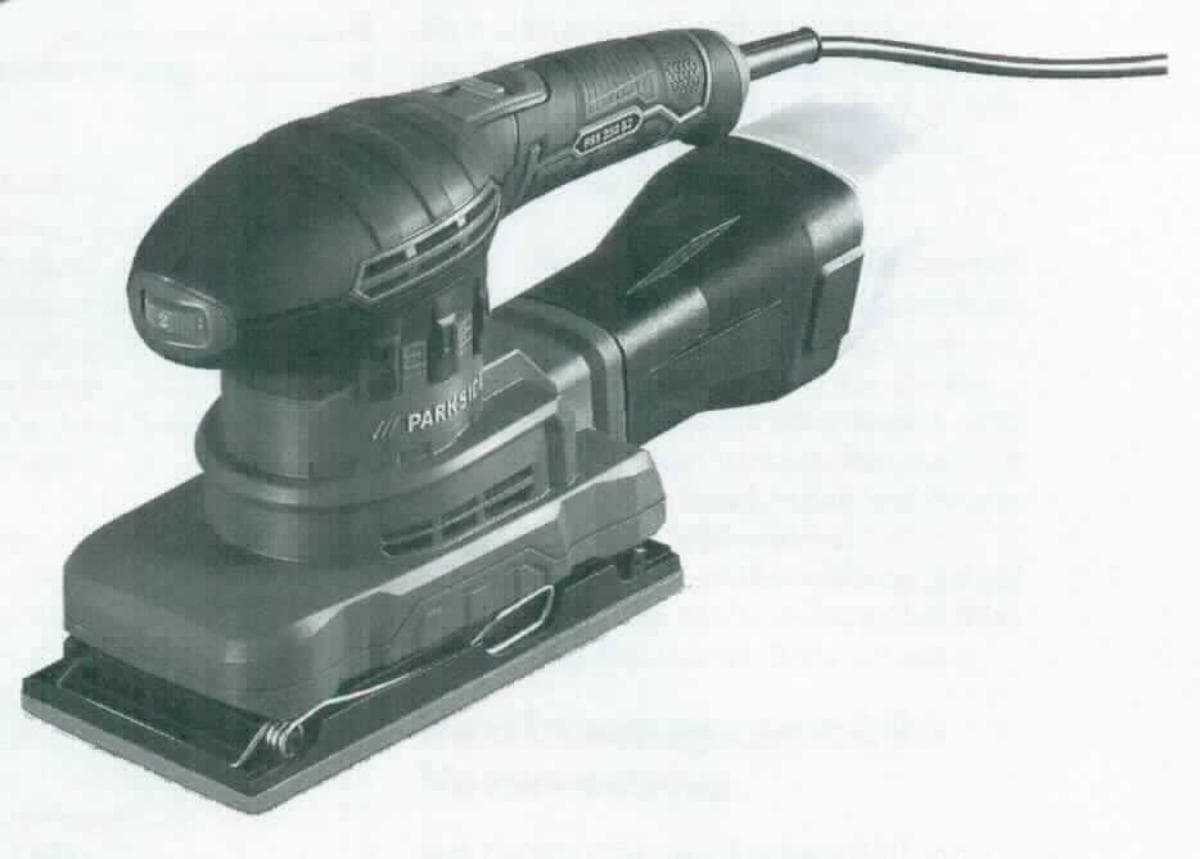 Schwingschleifer PSS 250 B2,
- aus einem handgeführten Gerät mit Elektromotor, Schwingschleiferplatte, Staubbox,
  Bedienelementen und Stromanschlusskabel (Abbildung siehe Anlage),
- mit einer Leistung von 250 W,
- zum trockenen Schleifen von Holz, Metall oder Lack,
- in einer gemeinsamen Verkaufsumschließung mit einem Adapter zur externen 
  Staubabsaugung und Bedienungsanleitung (Beipack).
Der Schwingschleifer bestimmt den Charakter des Ganzen.

"Von Hand zu führendes Werkzeug mit eingebautem Elektromotor, keine Ware der
 TARIC-Codes 8467 2110 00 bis 8467 2953 00 (Warenzusammenstellung in Aufmachung
 für den Einzelverkauf aus Schwingschleifer -charakterbestimmend- und Beipack) - sog.
 Schwingschleifer"