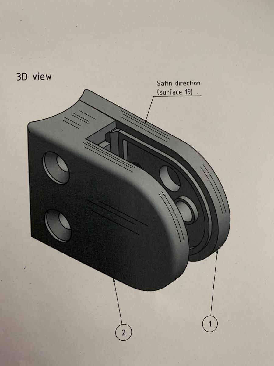 Es handelt sich um Erzeugnisse aus einer Zinklegierung mit gewichtsmäßig vorherrschendem Zinkgehalt in Form von zwei an einem Ende abgerundeten Platten, die Abstufungen aufweisen und passgenau ineinandergesteckt werden. Eine Platte ist mit zwei Bohrungen, die jeweils ein Gewinde aufweisen und durch einen gelochten "Steg" miteinander verbunden sind, versehen. Die andere Platte ist mit zwei Lochungen ausgestattet. Die beiden Platten werden mit zwei Schrauben aus anderem unedlem Metall zusammengefügt und mit einer weiteren Schraube (nicht Gegenstand der vZTA) an Geländerstangen befestigt. Die Erzeugnisse dienen als Halterung und Sicherung von z. B. Glasflächen bei Geländerkonstruktionen. Vier sog. Glasklemmen sind mit jeweils acht Schrauben und Kunststoffkappen sowie einer Montageanleitung in einem Karton für den Einzelverkauf aufgemacht.
Zink herrscht gewichtsmäßig gegenüber jedem anderen unedlen Metall vor.
- Antragstellerangaben -

Abbildung siehe Anlage.

Derartige Erzeugnisse gehören als "andere Waren aus Zink" zum TARIC-Code 7907 0000 00.