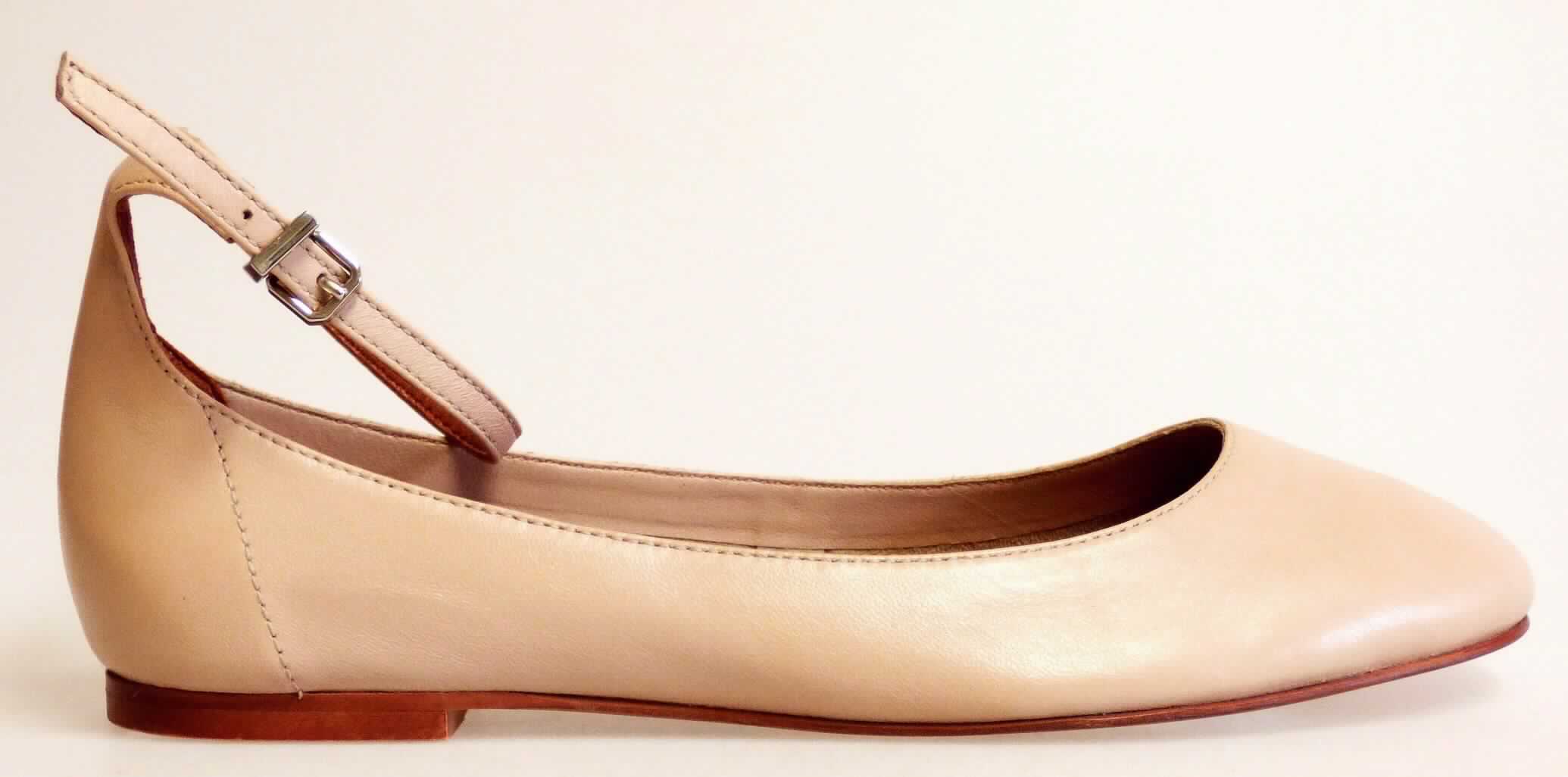 Ballerina (laut Antrag: "Damen-Pumps Liana", Größe 37, Foto siehe Anlage)
- mit Laufsohlen aus (laut Antrag) Kunststoff; ohne Hauptsohle aus Holz,
- mit Oberteil aus Leder,
- mit hoher Hinterkappe mit Kunststoffriemen und seitlichem Schnallenverschluss,
- ohne Metallschutz in der Vorderkappe,
- den Knöchel, jedoch nicht die Wade bedeckend,
- mit einer Länge der Innensohle von ca. 24,5 cm, 
- für Frauen (u. a. Form und Ausstattung).

"Schuhe mit Laufsohlen aus Kunststoff und Oberteil aus Leder, andere als in den Unterpositionen 6403 1200 bis
 6403 9105 genannte, den Knöchel, jedoch nicht die Wade bedeckend, andere als in der Unterposition 6403 9111 
 genannte, für Frauen"