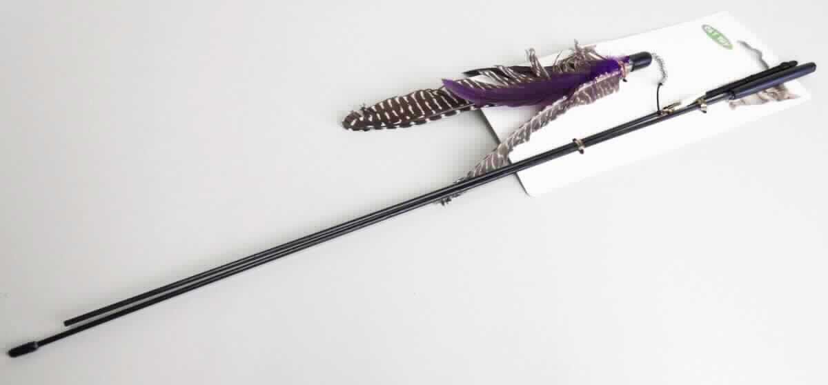 Ware aus Federn (Katzenspielzeug), sog. Katzenangel Bird, Foto siehe Anlage, 
- in Form einer zusammengesetzten Ware, bestehend aus: 
- - einem ca. 99 cm langen Stab aus Kunststoff; in zwei Teilen, noch nicht zusammengesetzt,
- - einer an dem Stab befestigten ca. 83 cm langen Spinnstoffschnur, 
- - einem Federanhänger mit Federn mit einer Länge von bis zu 20 cm; mit einer Halterung aus Kunststoff
    an einer kurzen Kette aus unedlem Metall zusammengefasst,
- die Federn sind in Bezug auf die Verwendung als Katzenspielzeug charakterbestimmend, 
- keine Einreihung als Spielzeug der Position 9503, da aufgrund der Aufmachung, der Form und des verwendeten 
  Materials erkennbar ausschließlich für Tiere bestimmt, 
- auf einer zur Verpackung dieser Waren üblichen, bunt bedruckten Unterlage aus Pappe befestigt.

"Ware aus Federn"