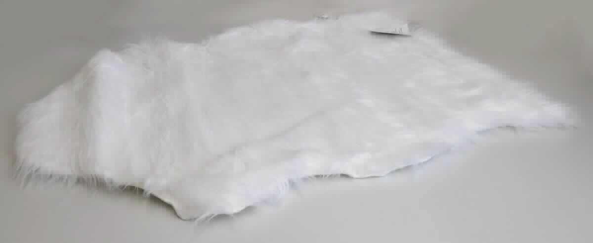 Ware zur Innenausstattung, sog. Smartpet Kunstfell Schaf - weiß, Foto siehe Anlage, 
- in einem Polybeutel verpackt, 
- in Form eines Tierfells (anders als quadratisch oder rechteckig) zugeschnitten (u. a. damit konfektioniert), 
- in den Abmessungen laut Antrag von 60 cm x 90 cm, 
- aus einem zweilagigen, durch Kleben miteinander verbundenen Flächenerzeugnis, mit einer Schauseite 
  aus einem einfarbigen Plüschgewirke der Position 6001 (damit kein künstliches Pelzwerk der Position 4304) 
  und einer Rückseite aus einfarbigen, gerauten Geweben; beide Flächenerzeugnisse aus laut Antrag 100 % 
  synthetischen Chemiefasern, 
- ohne Polsterung oder Füllung, somit keine den Bettausstattungen ähnliche Ware der Position 9404, 
- an den Rändern durch Überwendlichnähte gesäumt, 
- weist aufgrund der fehlenden Steifheit und Widerstandsfähigkeit nicht die charakteristischen Merkmale eines 
  Fußbodenbelags aus Spinnstoffen auf (somit keine Ware des Kapitels 57), 
- wird laut Antrag für Hunde oder Katzen als Läufer oder als Auflage für Möbel (z. B. Sitzmöbel) verwendet; 
  kennzeichnet sich somit aufgrund der eindeutig raumbezogenen Funktion als Ware zur Innenausstattung, 
- insbesondere im Hinblick auf die Verwendung bestimmt das die Schauseite bildende Gewirke den Charakter 
  der Ware.

"Andere Ware zur Innenausstattung (Deko-Fell) aus Spinnstoffen, keine Ware der Position 9404, aus Gewirken"