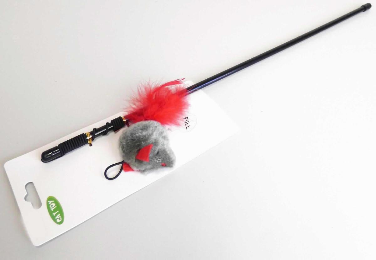 Ware aus Federn (Katzenspielzeug), sog. Spielangel Soundmaus, Foto siehe Anlage,
- in Form einer zusammengesetzten Ware, bestehend aus: 
- - einem ca. 50 cm langen Stab aus Kunststoff, 
- - einer an dem Stab befestigten ca. 65 cm langen gummielastischen Schnur, 
- - der Nachbildung einer Maus aus Gewirken aus Spinnstoffen (Plüsch), an der Schnur befestigt,
- - - laut Antrag mit einem Soundchip mit integrierter Batterie gefüllt,
- - - in den Abmessungen: ca. 5,5 cm (Länge) x 4 cm (Breite) x 4 cm (Höhe),
- - Vogelfedern mit einer Länge von bis zu ca. 7 cm, die an Stelle eines Schwanzes gebündelt an der Mausfigur
    angebracht sind,
- die Spinnstoffe und die Federn sind sowohl im Hinblick auf den Umfang als auch in Bezug auf die Verwen-
  dung als Katzenspielzeug gleichbedeutend; die Ware stellt sich damit gleichermaßen als Ware aus Spinnstoffen
  (Gewirken) und als Ware aus Federn dar, somit kann keinem der Stoffe (Spinnstoff / Federn) eine charakterbe-
  stimmende Eigenschaft zuerkannt werden und die Ware ist der von den gleichermaßen in Betracht kommenden
  Positionen (6307 und 6701) in der Nomenklatur zuletzt genannten Position zuzuweisen, 
- keine Einreihung als Spielzeug in die Position 9503, da aufgrund der Aufmachung, der Form und des verwen-
  deten Materials erkennbar ausschließlich für Tiere bestimmt, 
- auf einer zur Verpackung dieser Waren üblichen, bunt bedruckten Unterlage aus Pappe befestigt.

"Ware aus Federn"