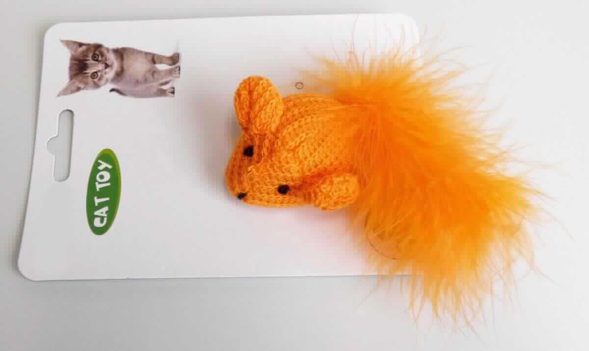 Ware aus Federn (Katzenspielzeug), sog. Katzenspielzeug Wollmaus, Foto siehe Anlage,
- in Form einer zusammengesetzten Ware, bestehend aus: 
- - der Nachbildung einer Maus aus Gewirken aus Spinnstoffen,
- - - laut Antrag mit Catnip (Katzenminze) gefüllt,
- - - in den Abmessungen: ca. 6 cm (Länge) x 4 cm (Breite) x 4 cm (Höhe),
- - Vogelfedern mit einer Länge von bis zu ca. 9 cm, die an Stelle eines Schwanzes gebündelt an der Mausfigur
    angebracht sind,
- die Spinnstoffe und die Federn sind sowohl im Hinblick auf den Umfang als auch in Bezug auf die Verwen-
  dung als Katzenspielzeug gleichbedeutend; die Ware stellt sich damit gleichermaßen als Ware aus Spinnstoffen
  (Gewirken) und als Ware aus Federn dar, somit kann keinem der Stoffe (Spinnstoff / Federn) eine charakterbe-
  stimmende Eigenschaft zuerkannt werden und die Ware ist der von den gleichermaßen in Betracht kommenden
  Positionen (6307 und 6701) in der Nomenklatur zuletzt genannten Position zuzuweisen, 
- keine Einreihung als Spielzeug in die Position 9503, da aufgrund der Aufmachung, der Form und des verwen-
  deten Materials erkennbar ausschließlich für Tiere bestimmt, 
- auf einer zur Verpackung dieser Waren üblichen, bunt bedruckten Unterlage aus Pappe befestigt.

"Ware aus Federn"