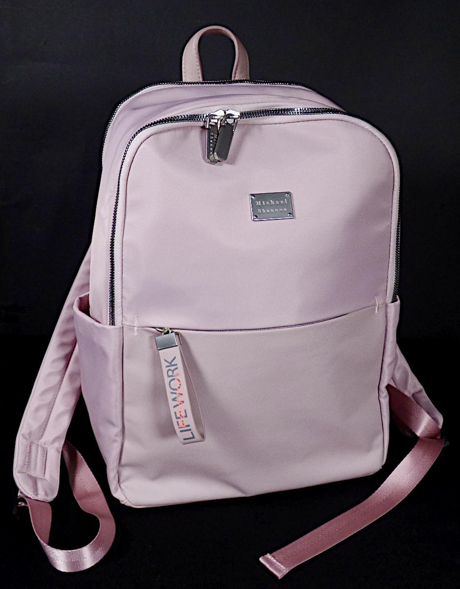 Rucksack, sog. Michael Shannon Rucksack NT2802, Foto siehe Anlage,
- mit einer flächenmäßig überwiegenden Außenseite aus Spinnstoffen (charakterbestimmend),
- am Bodenteil sowie im unteren Bereich der Vorderseite und einem schmalen Streifen an der
  Rückseite mit einer Außenseite aus Kunststofffolien; mit einem weiteren, angenähten Streifen
  zur Befestigung des Rucksacks an einem Trolley,
- mit einem Handtragegriff,
- mit zwei gepolsterten, längenverstellbaren Rückentragegurten,
- mit einem gepolsterten Rückenteil,
- an beiden Schmalseiten mit einem aufgesetzten, offenen Einsteckfach,
- an der Vorderseite mit einem eingesetzten Reißverschlussfach,
- mit zwei hintereinander angeordneten, gefütterten Hauptfächern,
- - jeweils gefüttert und mit einem entlang des oberen Rands bis zu den Schmalseiten verlaufenden
    Reißverschluss versehen,
- - das vordere Hauptfach ist mit einem Reißverschlussfach und einem großen, offenen Einsteckfach
    ausgestattet,
- - das hintere Hauptfach (sog. Laptopfach) ist gepolstert; ohne Inneneinteilung,
- mit den Abmessungen: ca. 29 cm (Breite) x 39 cm (Höhe) x 14 cm (Tiefe),
- nicht handgearbeitet (laut Antrag),
- in verschiedenen Farben.

"Rucksack, mit Außenseite aus Spinnstoffen, nicht handgearbeitet"