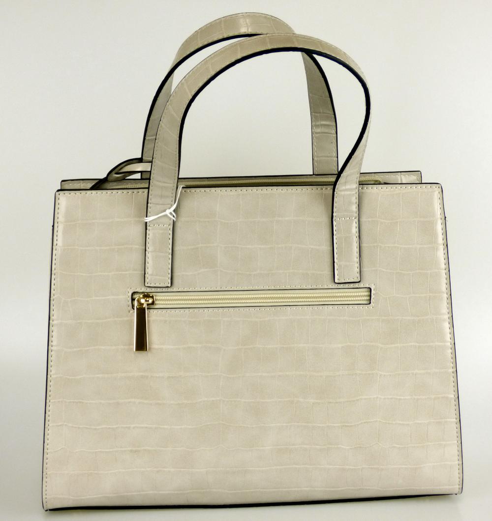 Handtasche, sog. catwalk Tasche V-5322B, Foto siehe Anlage,
- mit einer Außenseite aus Kunststofffolien (reptillederartig geprägt),
- mit vier Stellfüßen aus unedlem Metall,
- mit zwei Handtragegriffen; einer mit einem daran befestigten Zieranhänger,
- mit einem abnehmbaren, längenverstellbaren Schultertrageriemen,
- an der Rückseite mit einem eingesetzten Reißverschlussfach,
- das Hauptfach ist mit einem entlang des oberen Randes verlaufenden Reißverschluss versehen,
- - gefüttert; innen mit zwei aufgesetzten, offenen Einsteckfächern sowie einem eingesetzten
    Reißverschlussfach ausgestattet,
- mit den Abmessungen: ca. 32 cm (Breite) x 25 cm (Höhe) x 11,5 cm (Tiefe),
- Handtasche, da aufgrund der Größe und des Gesamteindrucks in erster Linie dazu geeignet,
  kleinere, persönliche Gegenstände aufzunehmen,
- in verschiedenen Farben.

"Handtasche, mit Außenseite aus Kunststofffolien"