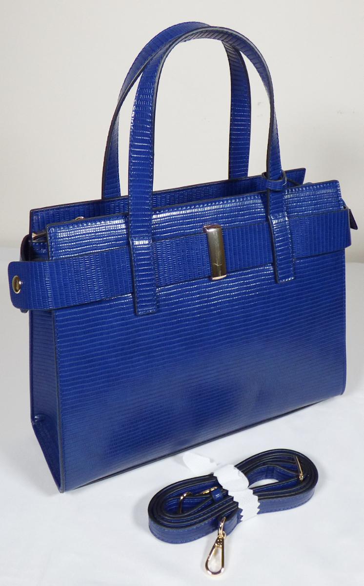Handtasche, sog. catwalk Handtasche 1003662 V-5322A, Foto siehe Anlage,
- mit einer Außenseite aus Kunststofffolien (reptillederartig geprägt),
- mit vier Stellfüßen aus unedlem Metall,
- mit einem entlang der Vorderseite und der Schmalseiten verlaufenden Zierriegel mit Druck-
  knöpfen; durch eine Zierschnalle an der Vorderseite geführt,
- mit zwei Handtragegriffen; einer mit einem daran befestigten Zieranhänger,
- mit einem abnehmbaren, längenverstellbaren Schultertrageriemen,
- an der Rückseite mit einem eingesetzten Reißverschlussfach,
- das Hauptfach ist mit einem entlang des oberen Randes verlaufenden Reißverschluss versehen,
- - gefüttert; innen mit zwei aufgesetzten, offenen Einsteckfächern sowie einem eingesetzten
    Reißverschlussfach ausgestattet,
- mit den Abmessungen: ca. 32,5 cm (Breite) x 25 cm (Höhe) x 11 cm (Tiefe),
- Handtasche, da aufgrund der Größe und des Gesamteindrucks in erster Linie dazu geeignet,
  kleinere, persönliche Gegenstände aufzunehmen,
- in verschiedenen Farben.

"Handtasche, mit Außenseite aus Kunststofffolien"