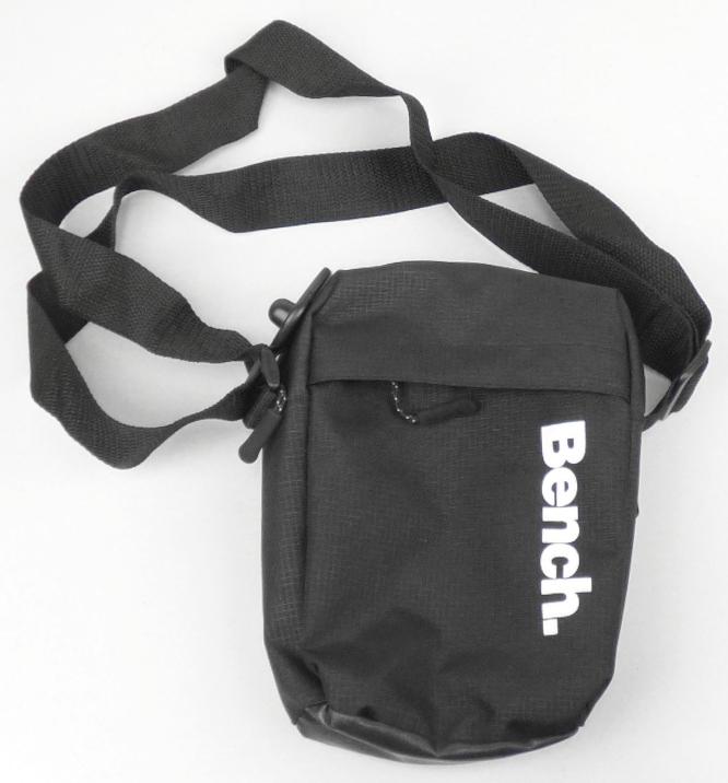 Handtasche, sog. Bag No. 10, Foto siehe Anlage,
- mit einer flächenmäßig überwiegenden Außenseite aus Spinnstoffen (charakterbestimmend),
- am Boden mit einer Außenseite aus Kunststofffolien,
- mit einem längenverstellbaren Schultertragegurt,
- mit einem eingesetzten Vorfach mit Reißverschluss,
- das Hauptfach ist mit einem entlang des oberen Randes bis zu den Seiten verlaufenden
  Reißverschluss versehen,
- - ungefüttert; ohne Inneneinteilung,
- - mit den Abmessungen: ca. 15 cm (Breite) x 21 cm (Höhe) x 4,5 cm (Tiefe),
- nicht handgearbeitet (laut Antrag),
- Handtasche, da aufgrund der Größe und des Gesamteindrucks in erster Linie dazu geeignet,
  kleinere, persönliche Gegenstände aufzunehmen.

"Handtasche, mit Außenseite aus Spinnstoffen, nicht handgearbeitet"