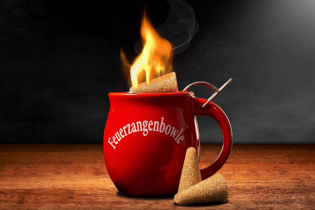Anderes keramisches Geschirr, sog. Feuerzangentasse, Foto siehe Anlage,
- aus verschiedenen Stoffen zusammengesetzte Ware bestehend aus:
- - Keramik in Form einer glasierten, bauchigen Tasse mit Henkel (in verschiedenen Farben
    und ggf. bedruckt),
- - - in den Abmessungen: ca. 8,5 cm (Durchmesser) x 8,5 cm (Höhe),
- - - keramisches Erzeugnis, nach der Formgebung gebrannt, tonmineralhaltiges Material
      enthaltend,
- - - lt. Antrag aus Steinzeug,
- - unedlem Metall in Form einer mit der Tasse fest verbundenen Halterung für sog. 
     Zuckerhütchen,
- die Tasse aus Steinzeug bestimmt aufgrund ihrers Umfangs und der Bedeutung in
  Bezug auf die Verwendung den wesentlichen Charakter der zusammengesetzten Ware.

"Anderes keramisches Geschirr (Tasse), aus Steinzeug"